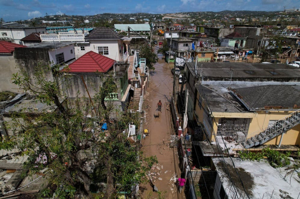Et billede fra Montego Bay i Jamaica viser gader, der er dækket af mudder, efter at orkanen Melissa har ramt landet. - Foto: Sandra Stojanovic/Reuters