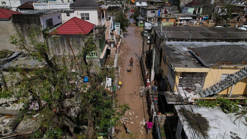 Et billede fra Montego Bay i Jamaica viser gader, der er dækket af mudder, efter at orkanen Melissa har ramt landet. - Foto: Sandra Stojanovic/Reuters
