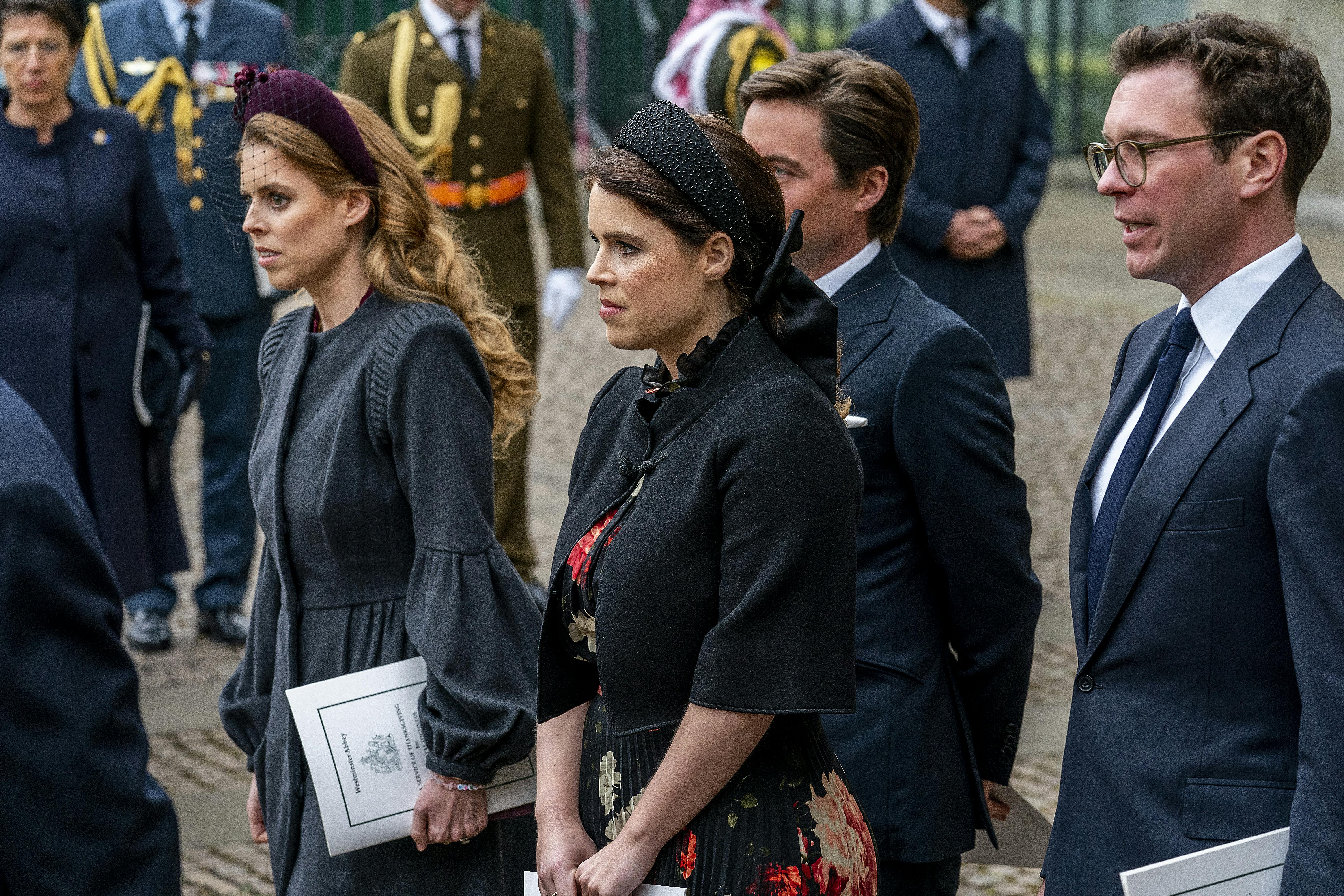 Prinsesse Beatrice og prinsesse Eugenie ved mindehøjtidelighed for Prins Philip, Hertug af Edinburgh. Nu har deres far fået fjernet sin royale titel.