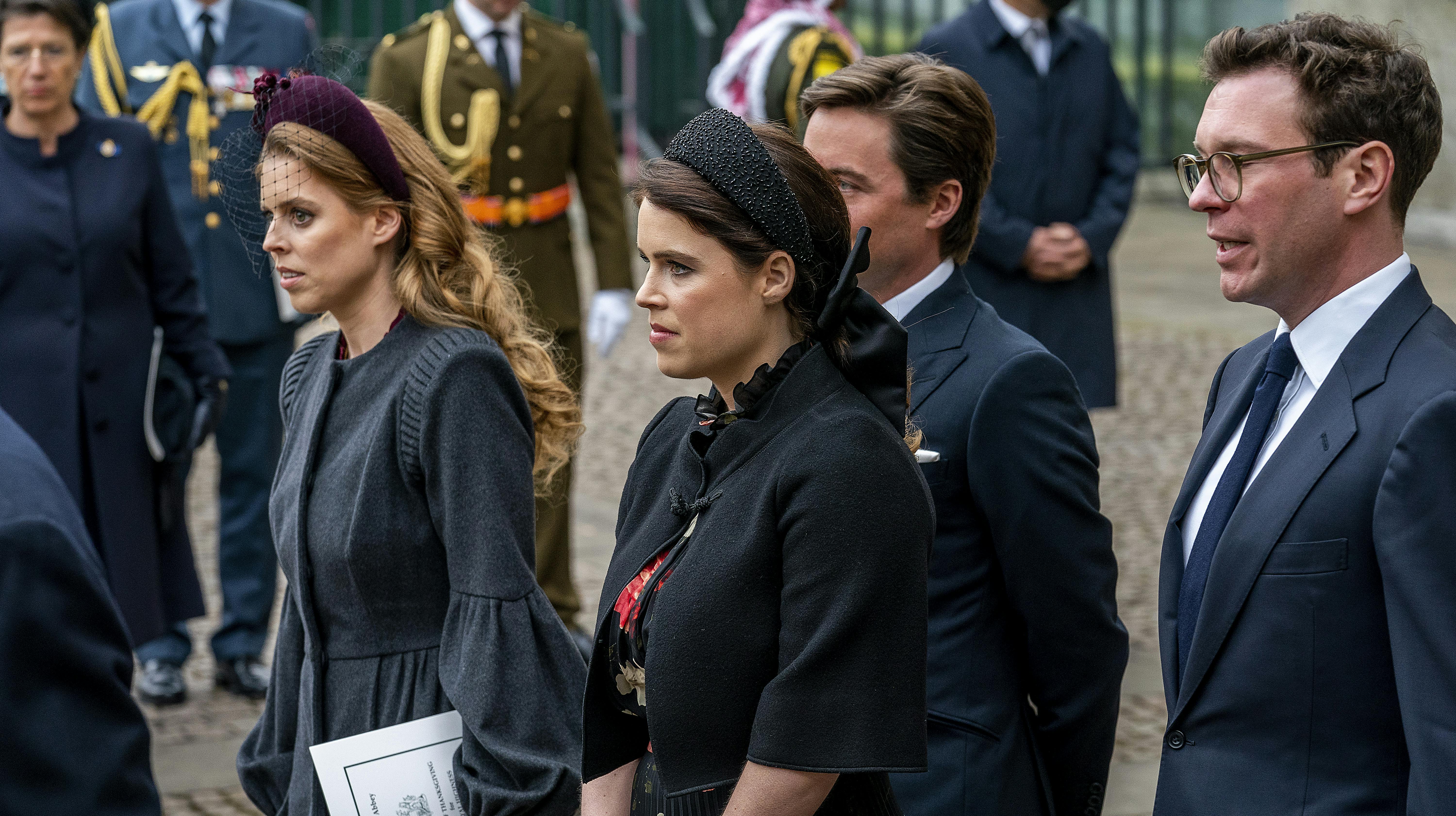 Prinsesse Beatrice og prinsesse Eugenie ved mindehøjtidelighed for Prins Philip, Hertug af Edinburgh. Nu har deres far fået fjernet sin royale titel.