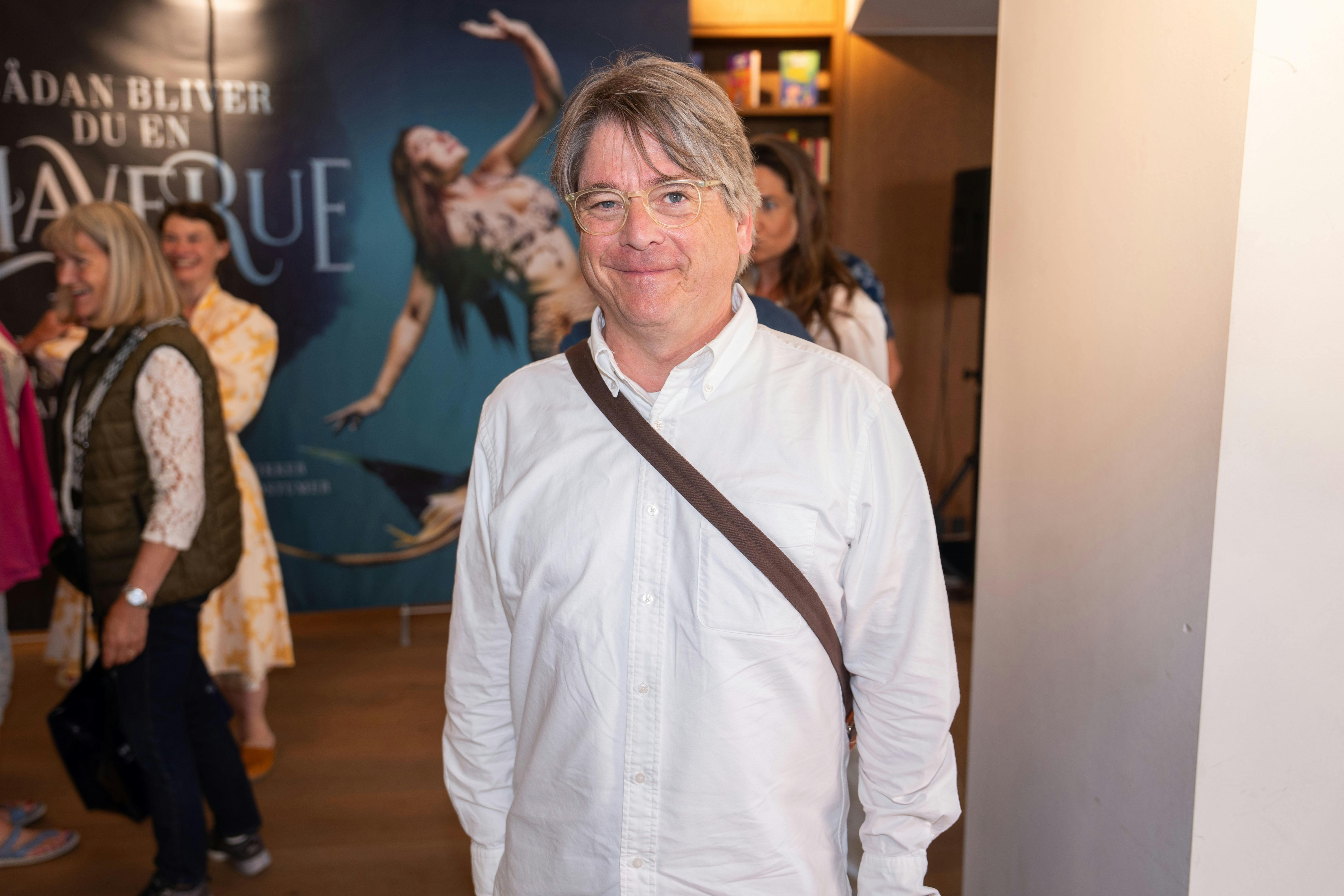 Opgave: Reception på børnebogen ”Sådan bliver du en havfrue”, der er skrevet af Karin Prehst Lund Madsen.   Tid og sted: Klokken 16-17. Hos Gyldendal, på hjørnet af Klareboderne og Pilestræde, 1150 København K Fotos: Familie og kendte gæster   Journalist: Laura Hansen, 61765109