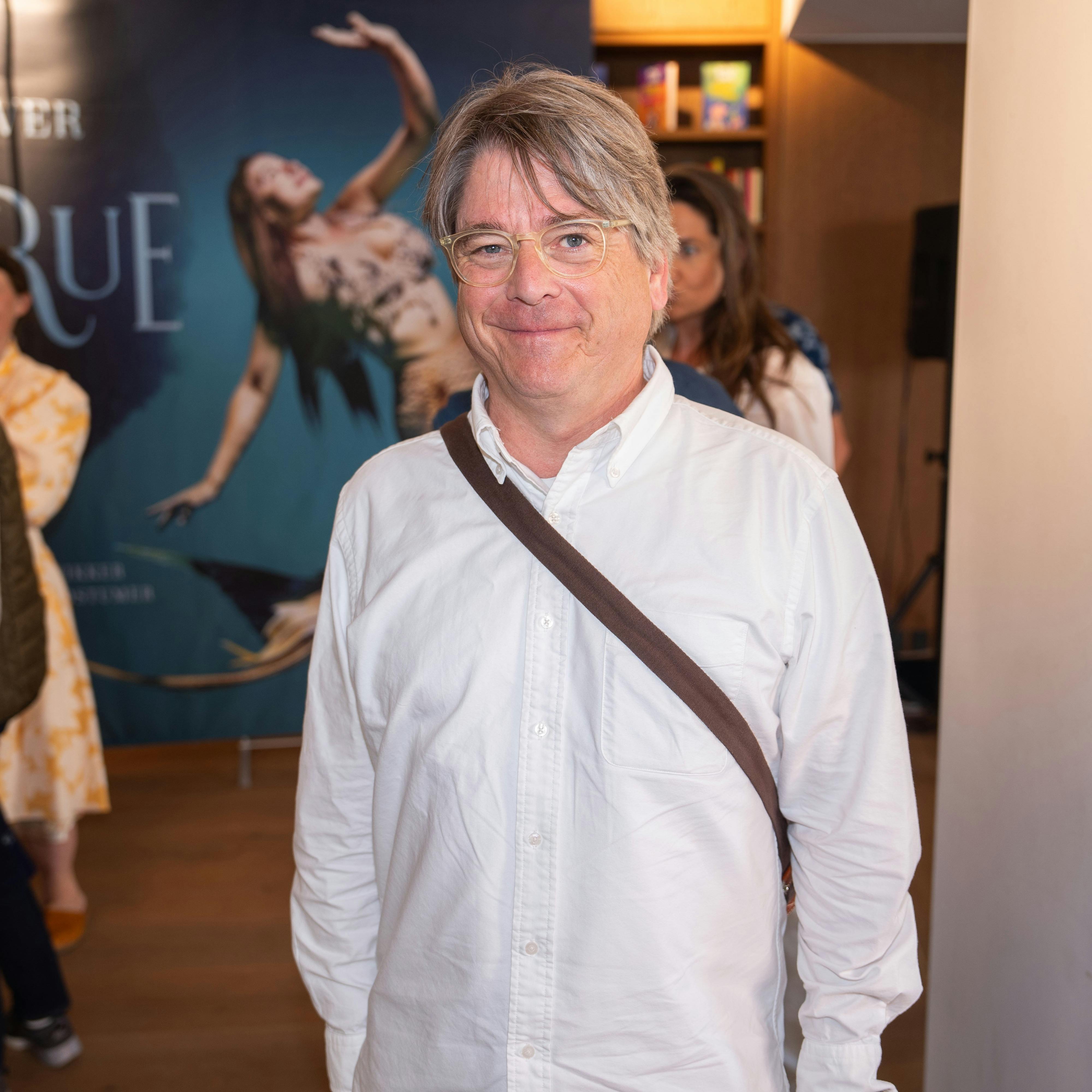 Opgave: Reception på børnebogen ”Sådan bliver du en havfrue”, der er skrevet af Karin Prehst Lund Madsen. Tid og sted: Klokken 16-17. Hos Gyldendal, på hjørnet af Klareboderne og Pilestræde, 1150 København K Fotos: Familie og kendte gæster Journalist: Laura Hansen, 61765109