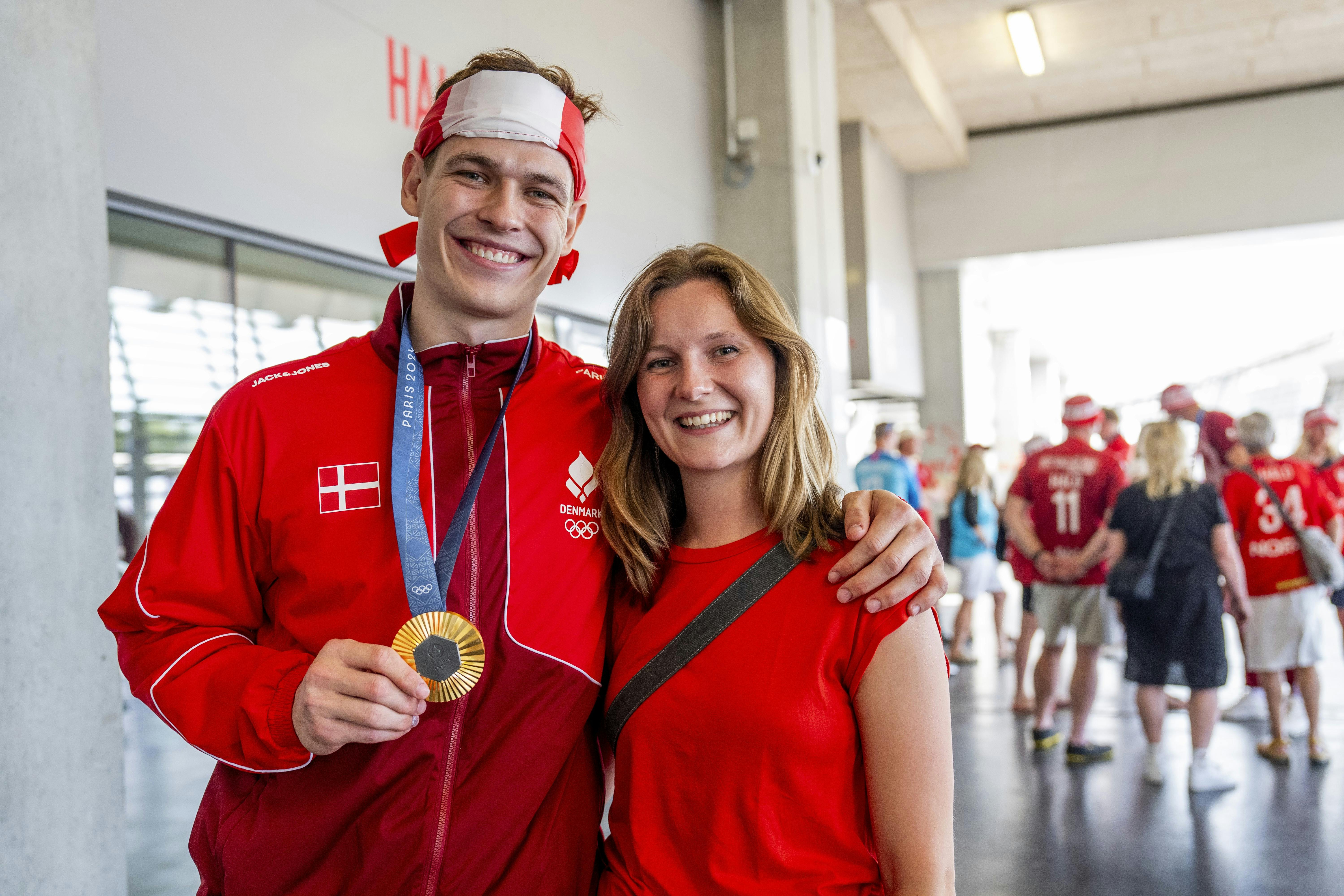 I tykt og tyndt står Lukas Jørgensens kæreste, Emma, ved hans side. Derfor flytter hun også med til Ungarn og Veszprem næste sommer.