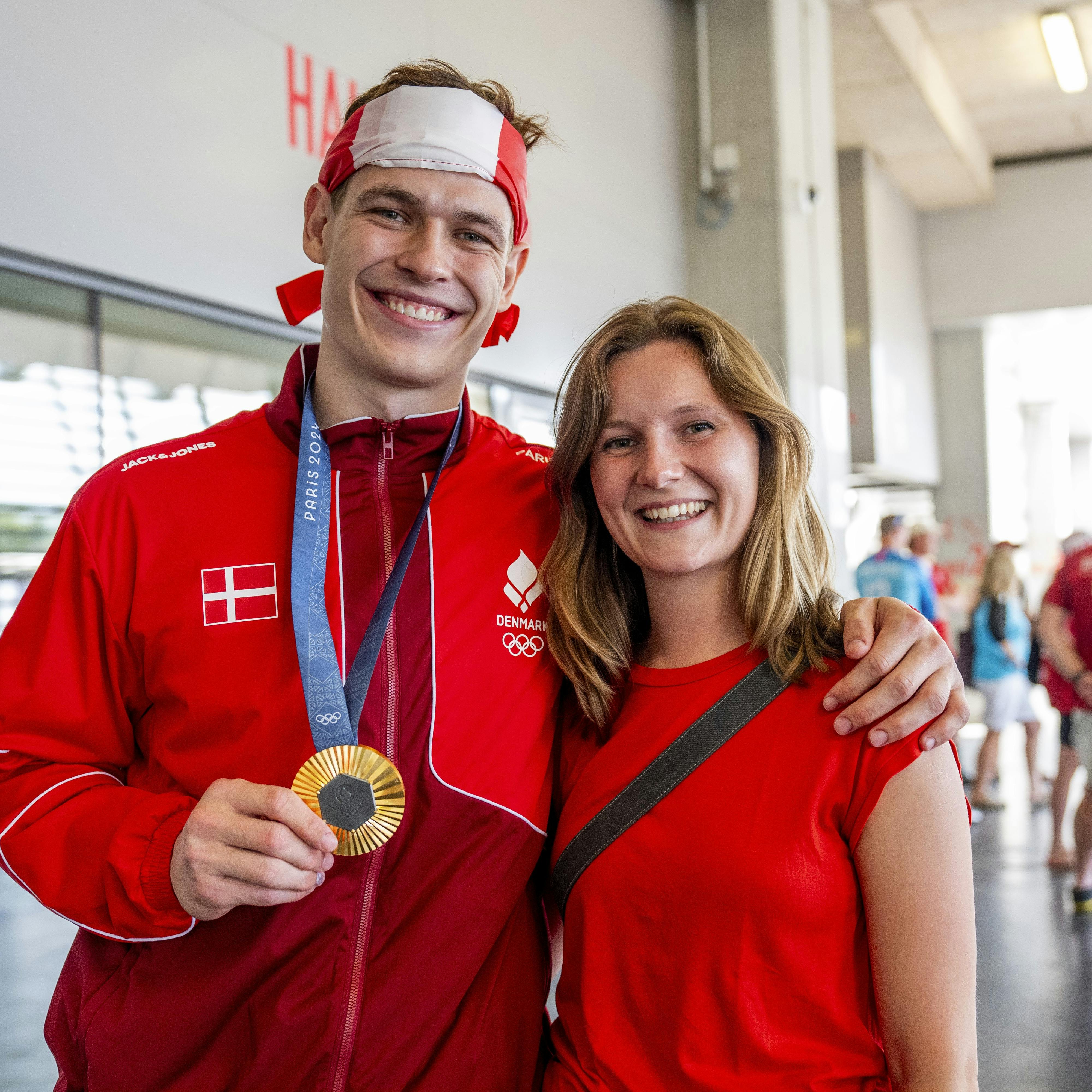 I tykt og tyndt står Lukas Jørgensens kæreste, Emma, ved hans side. Derfor flytter hun også med til Ungarn og Veszprem næste sommer.