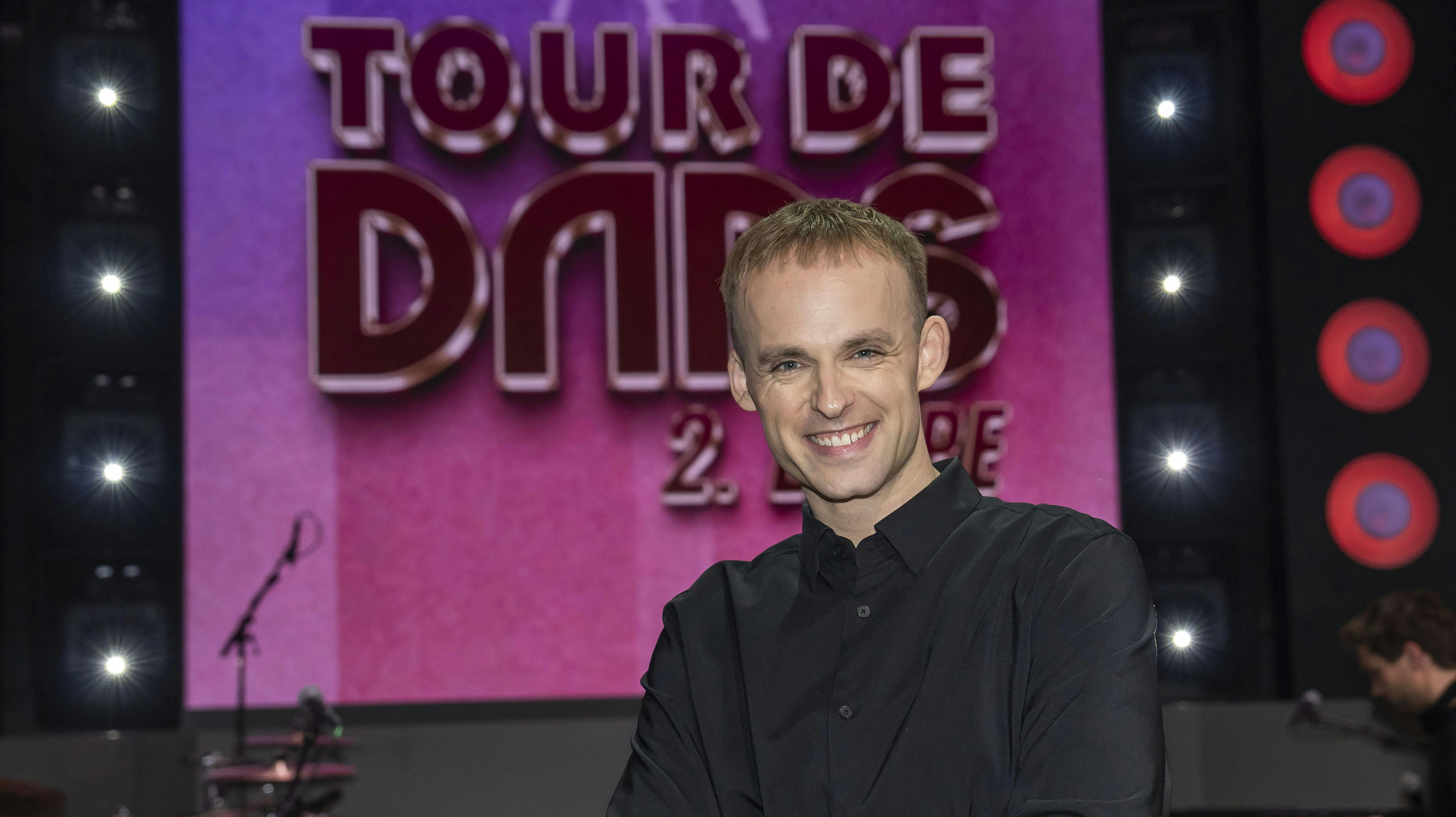 OPGAVE: VILD MED DANS Program 7Her Mads VadSTED: Vermundsgade 40, KBHJOURNALIST: Laura Dalgård Hansen, Helle Skram de Friis, Oliver Morell. Nicklas LagerstorfFOTOGRAF: © Hanne Juul/ Aller Foto & VideoDATO: 20241101