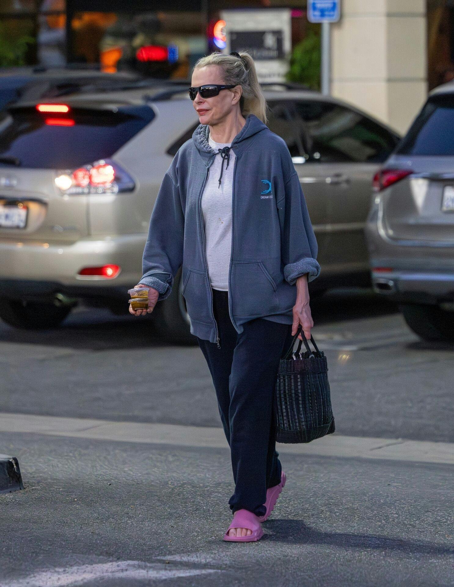 *EXCLUSIVE* Tarzana, CA Kim Basinger enjoyed a r1 310 798 9111 / usasales@backgrid.com UK: +44 208 344 2007 / uksales@backgrid.com *UK Clients - Pictures Containing Children Please Pixelate Face Prior To Publication*