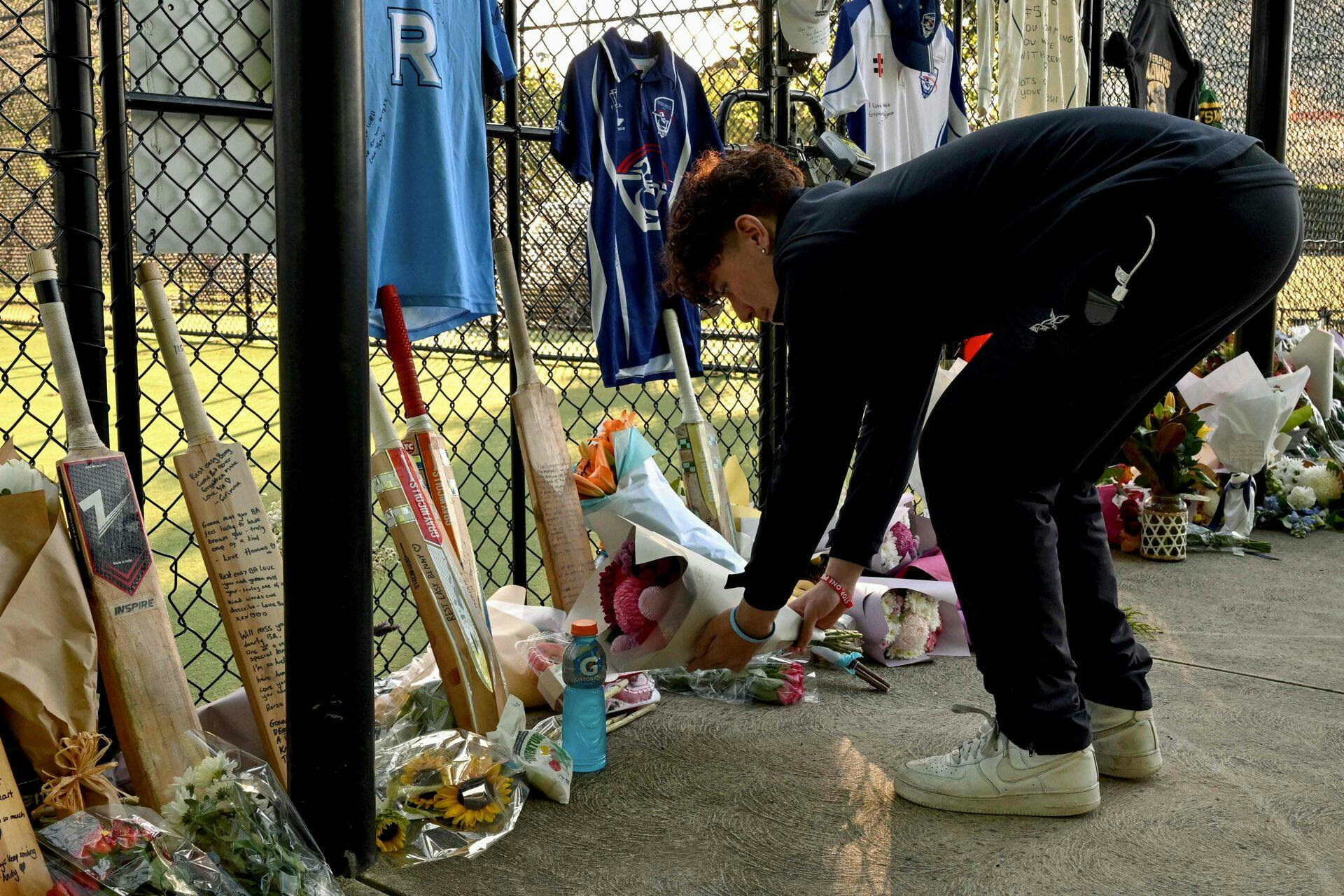 Der bliver lagt blomster til minde om 17-årige Ben Austin, der mistede livet 30. oktober, efter to dage før at være blevet ramt på halsen under crickettræning i Melbourne.