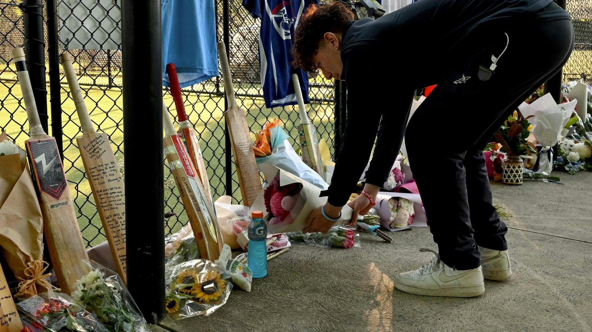 Der bliver lagt blomster til minde om 17-årige Ben Austin, der mistede livet 30. oktober, efter to dage før at være blevet ramt på halsen under crickettræning i Melbourne.