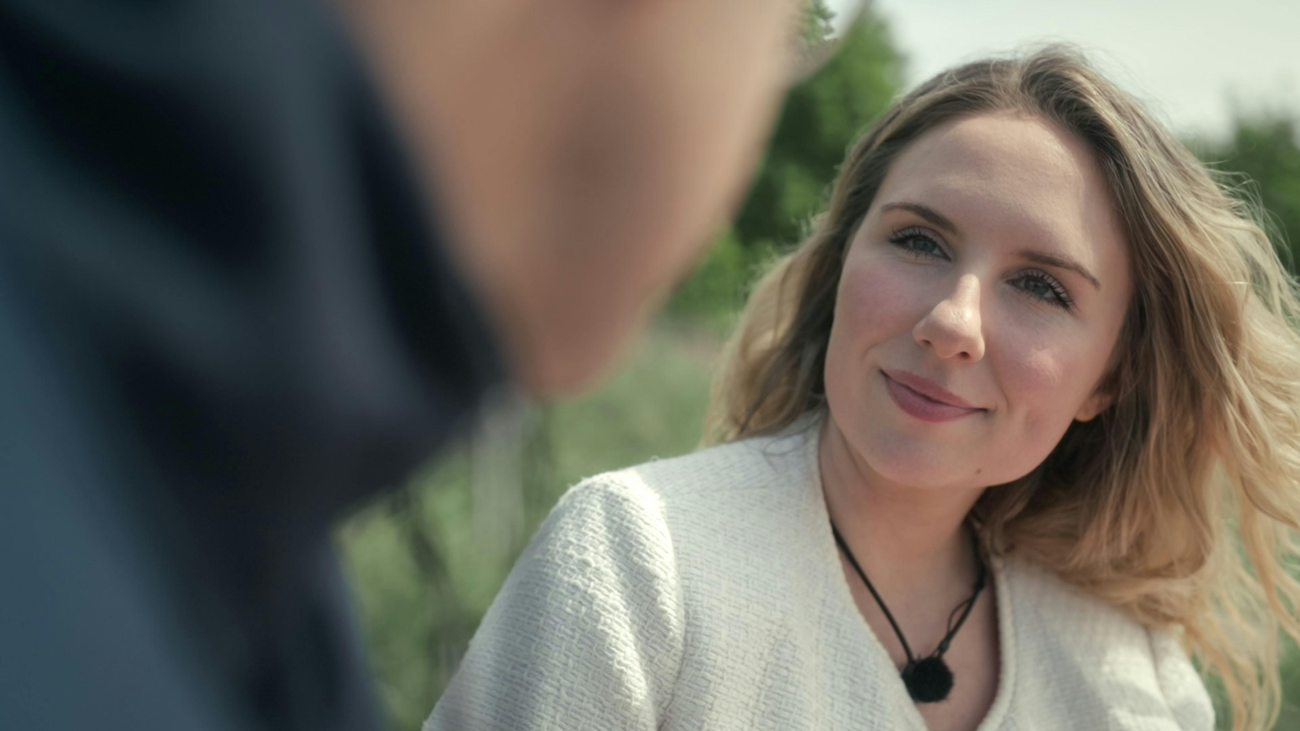 Miri-Ann Beuschel er skuespiller og forfatter. Og så har hun deltaget med nu ekskæresten Carlos Soares Andersen i DR's realityprogram "Døm vores forhold".