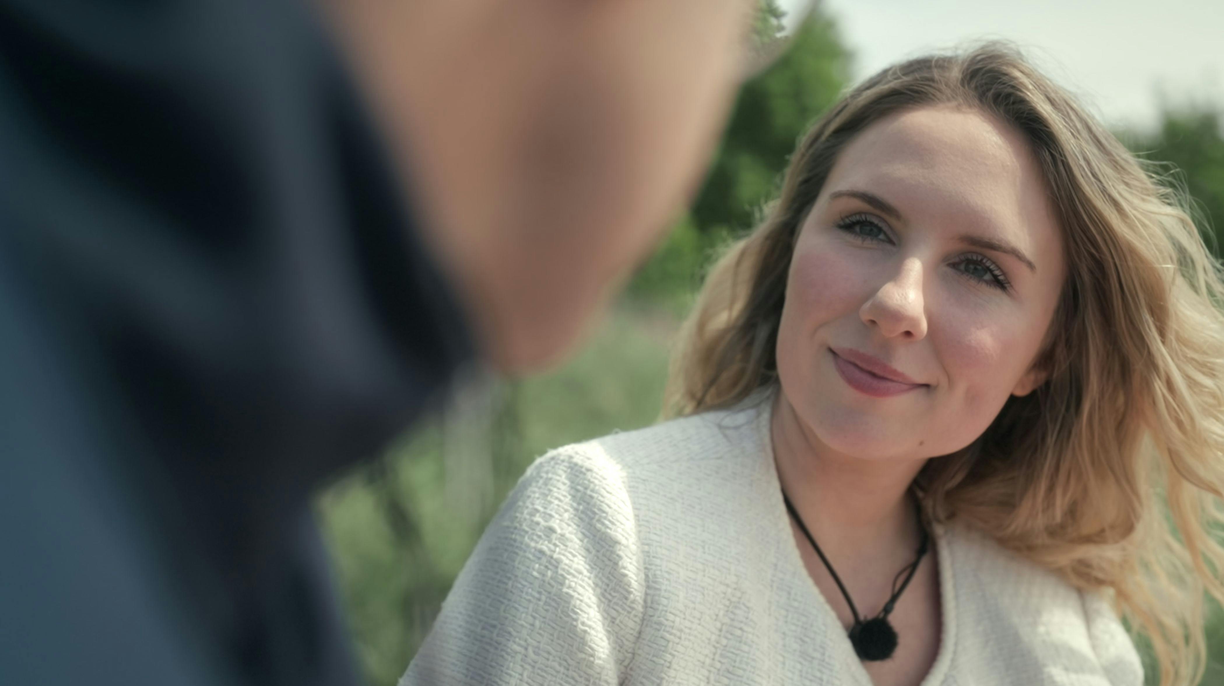 Miri-Ann Beuschel er skuespiller og forfatter. Og så har hun deltaget med nu ekskæresten Carlos Soares Andersen i DR's realityprogram "Døm vores forhold".