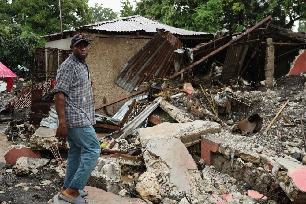 Billede fra torsdag i Petit Goave i Haiti. Her viser indbygger Jules Marcelin - som siger, at han har mistet to familiemedlemmer i oversvømmelserne fra orkanen Melissa - skaderne på sit hjem. - Foto: Egeder Pq Fildor/Reuters