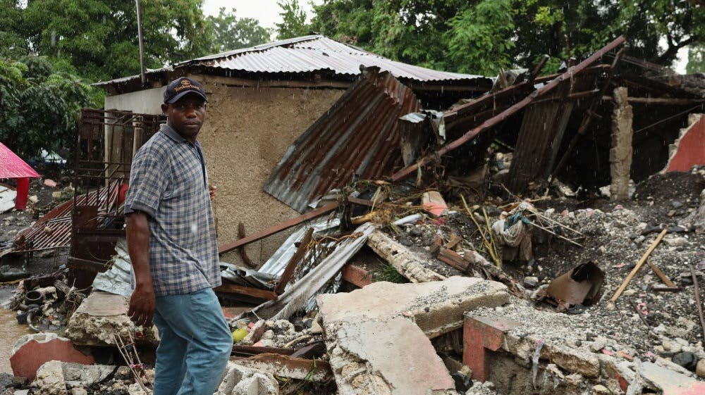 Billede fra torsdag i Petit Goave i Haiti. Her viser indbygger Jules Marcelin - som siger, at han har mistet to familiemedlemmer i oversvømmelserne fra orkanen Melissa - skaderne på sit hjem. - Foto: Egeder Pq Fildor/Reuters