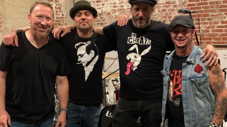 Scott Sorry (nummer to fra venstre) er død af kræft på sin fødselsdag.