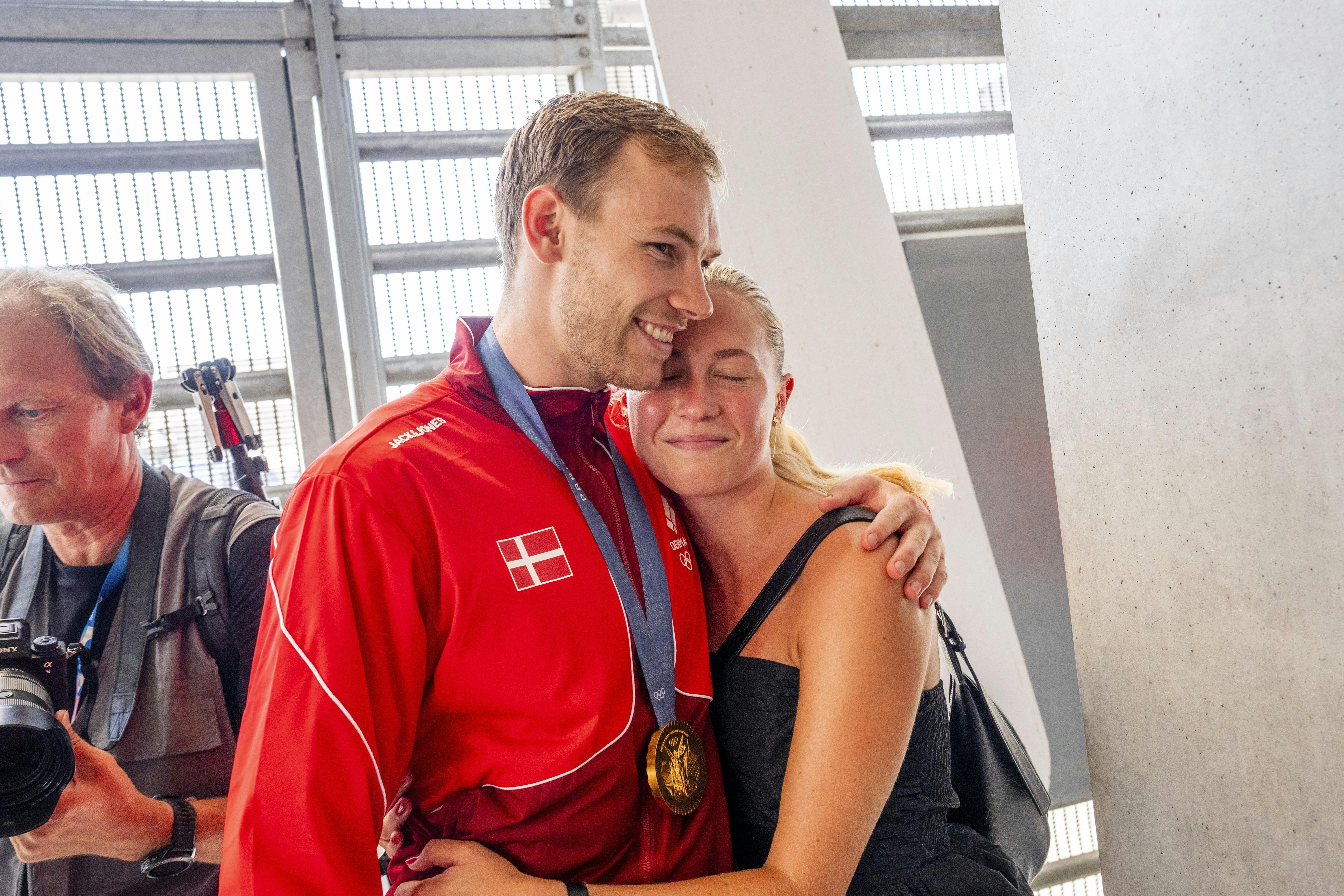 Mathias Gidsel og Katrine Kirkelund efter OL-guldet i Paris sidste år.&nbsp;