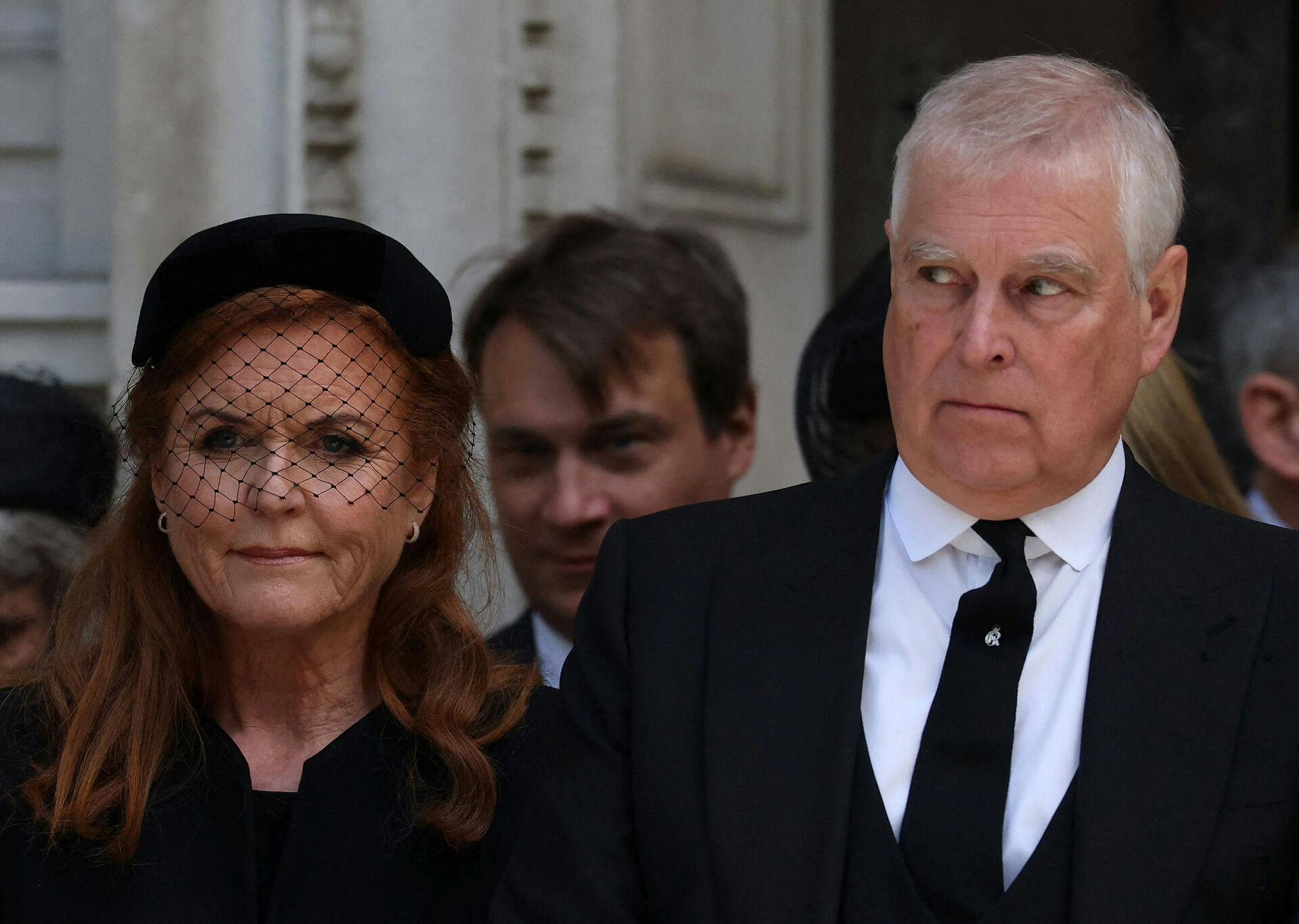 Prins Andrew og Sarah Ferguson står midt i endnu en skandale, der ifølge en kendt forfatter kan ende med fængselsstraffe for begge to.