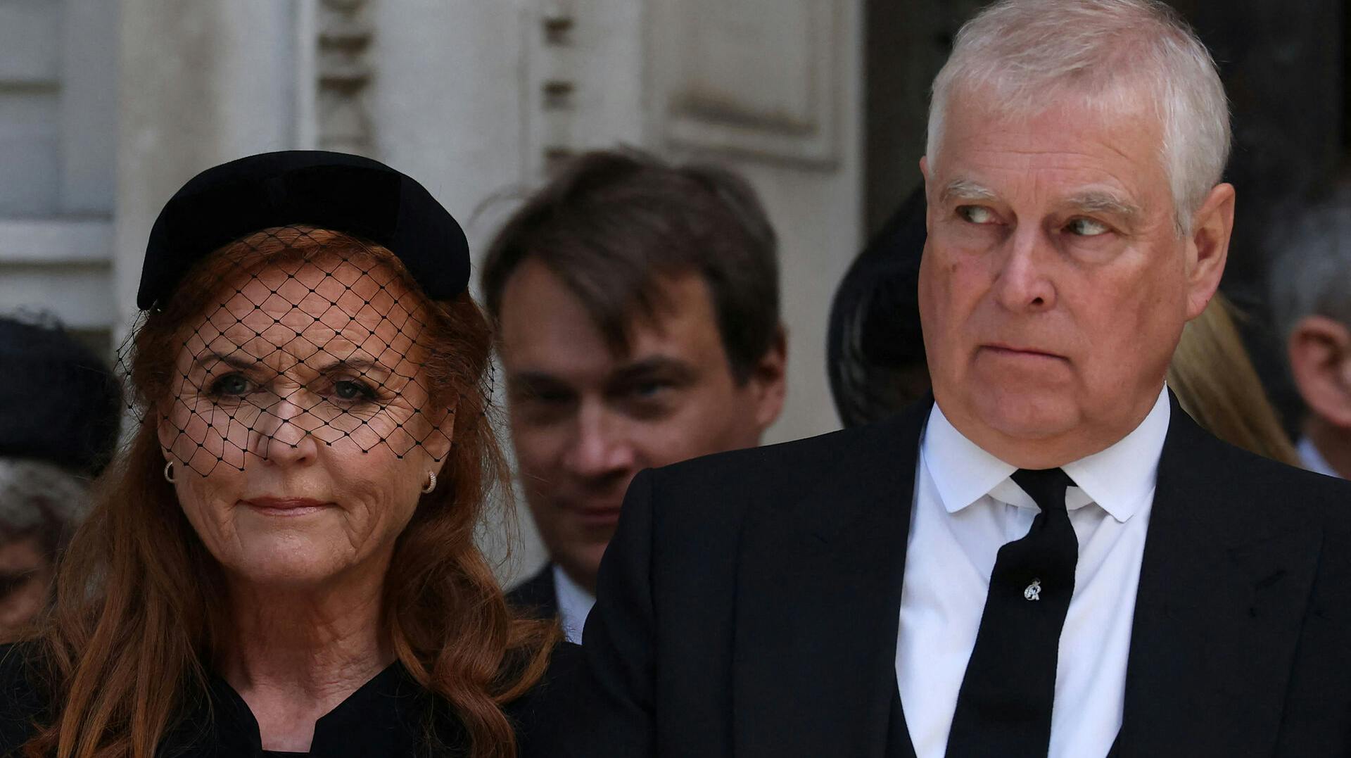 Prins Andrew og Sarah Ferguson står midt i endnu en skandale, der ifølge en kendt forfatter kan ende med fængselsstraffe for begge to.