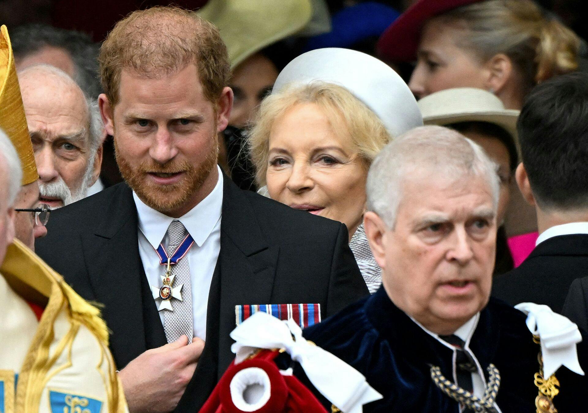 Her ses prins Harry og eks-prins Andrew side om side. Men nu spekulerer britiske medier i, om Harry kan blive den næste, der mister sine royale privilegier efter kong Charles’ hårde opgør med sin bror.