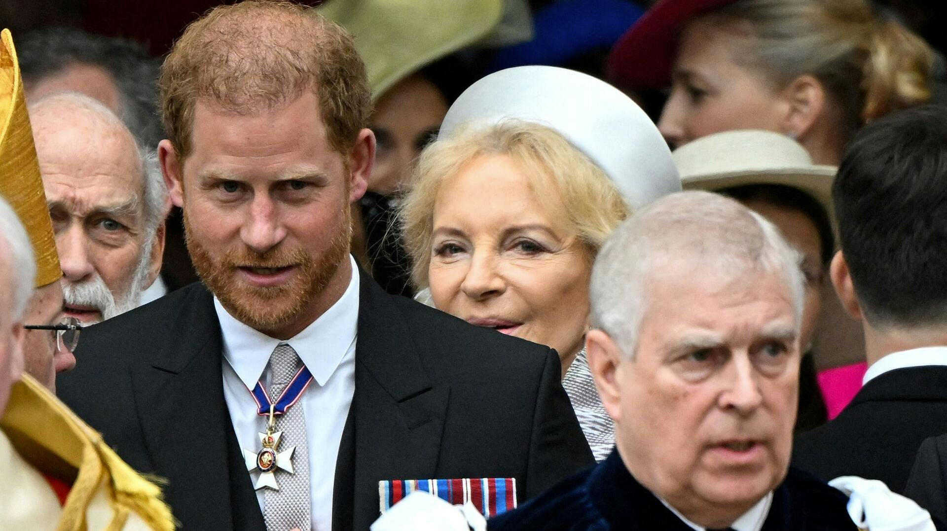 Her ses prins Harry og eks-prins Andrew side om side. Men nu spekulerer britiske medier i, om Harry kan blive den næste, der mister sine royale privilegier efter kong Charles’ hårde opgør med sin bror.