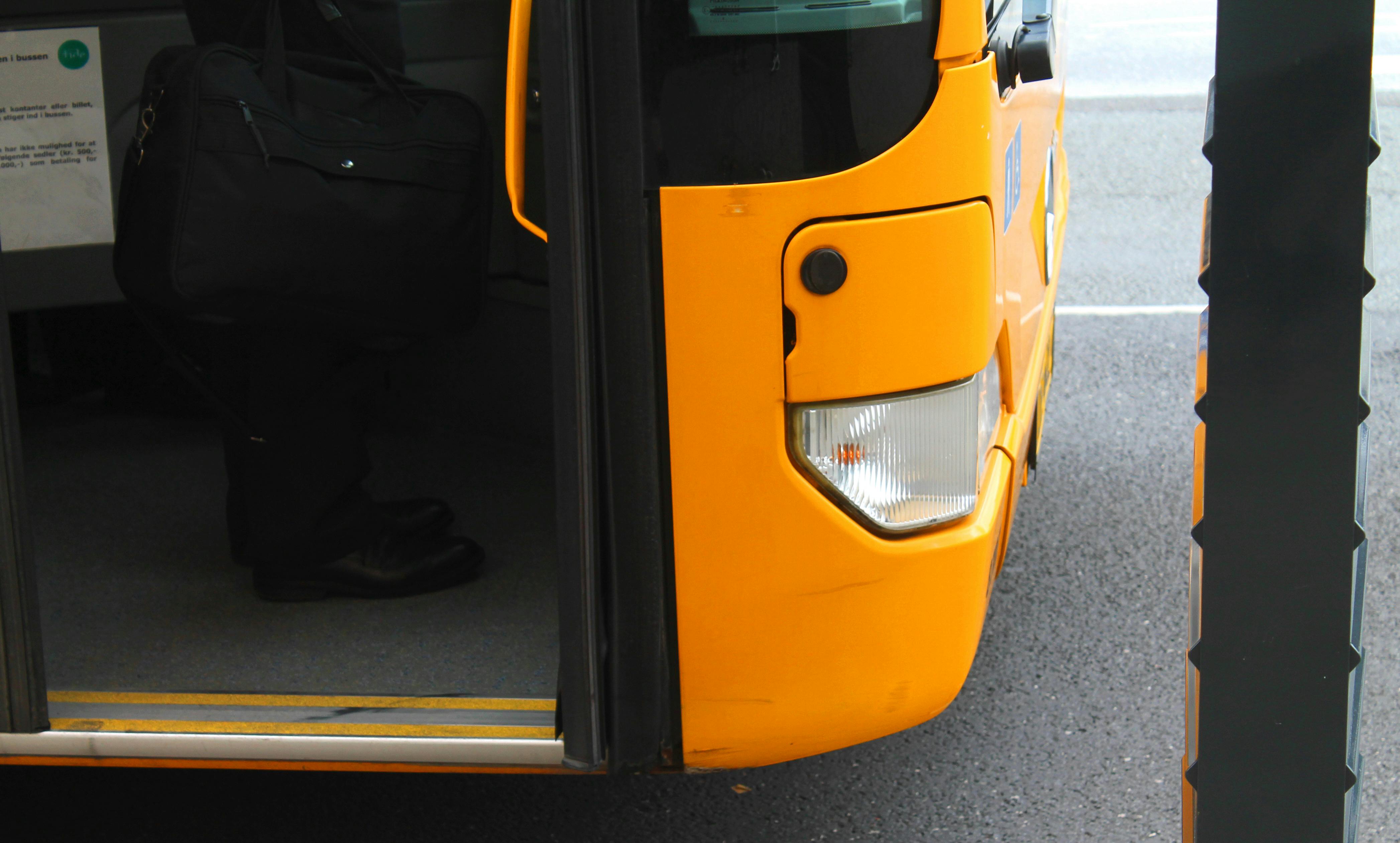 Fra 1. december kan udsatte borgere i Odense rejse gratis med bus og letbane, hvor en ny frikortsordning skal skåne dem for bøder.