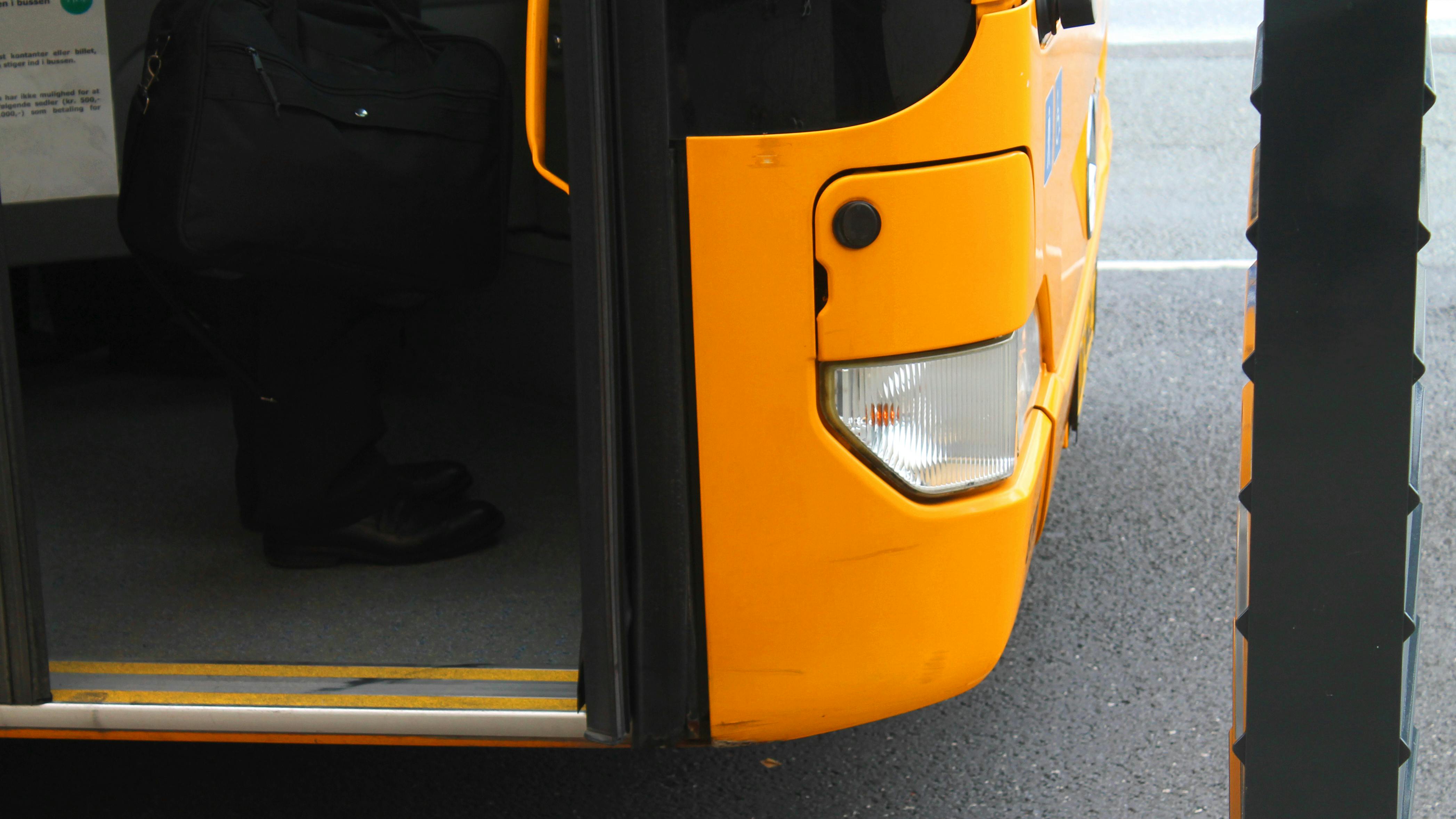 Fra 1. december kan udsatte borgere i Odense rejse gratis med bus og letbane, hvor en ny frikortsordning skal skåne dem for bøder.