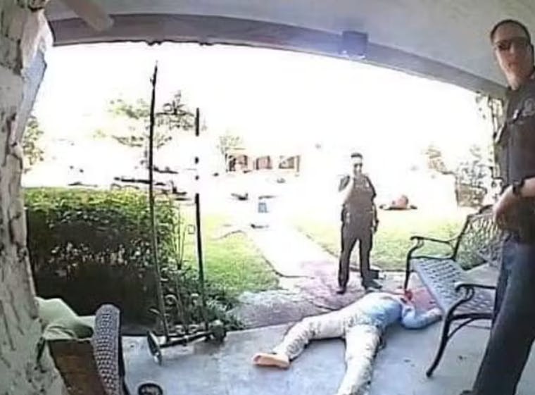 En amerikansk mand fik talrige gange besøg af politiet, fordi bekymrede borger troede, at der lå lig flere steder ved hans hus.