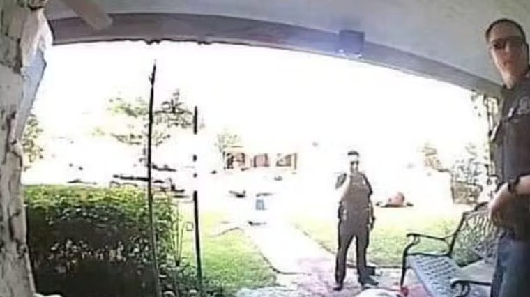 En amerikansk mand fik talrige gange besøg af politiet, fordi bekymrede borger troede, at der lå lig flere steder ved hans hus.