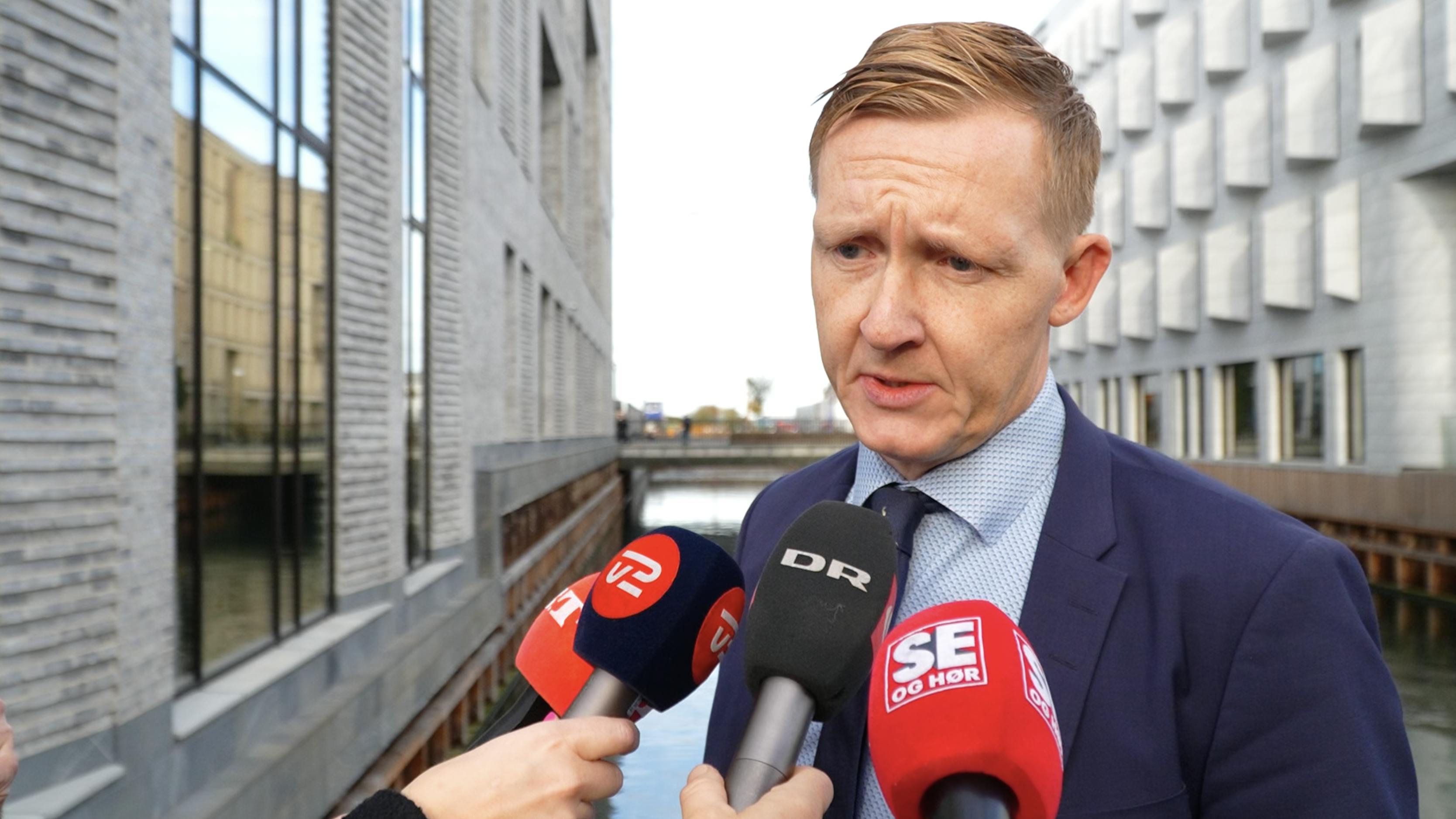 Sisse Sejr forlader retten uden at tale med pressen, men overlod det til sin forsvarer, Jakob Buch-Jepsen.