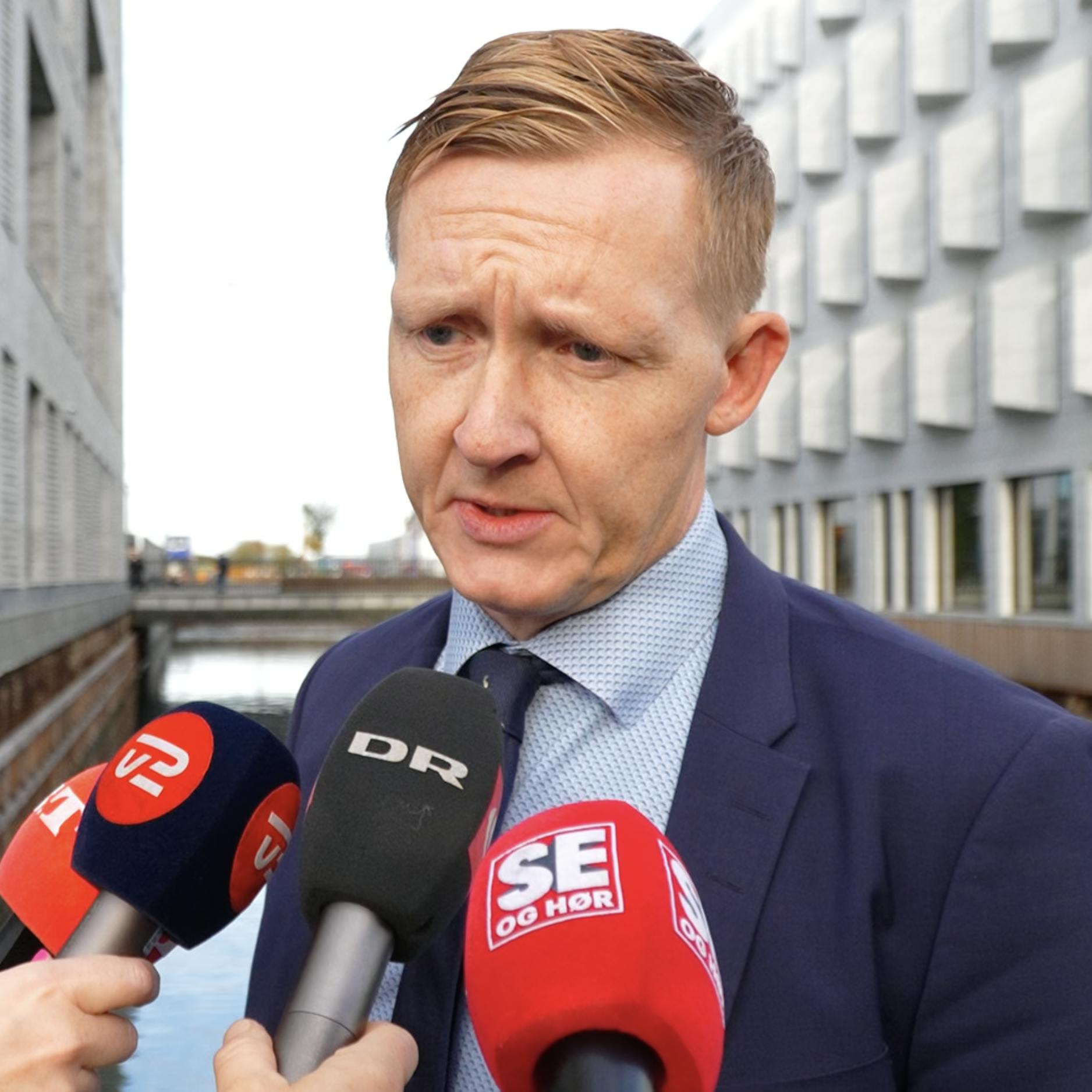 Sisse Sejr forlader retten uden at tale med pressen, men overlod det til sin forsvarer, Jakob Buch-Jepsen.