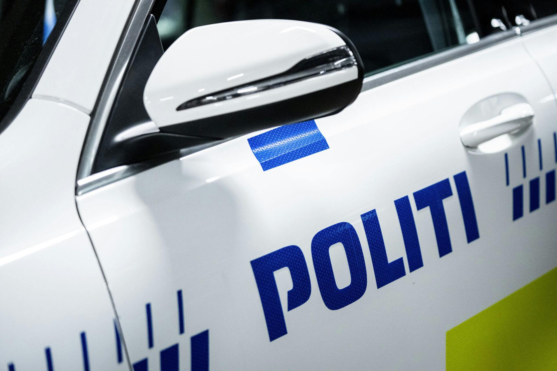 En patruljevogn er kørt sammen med en personbil.&nbsp;