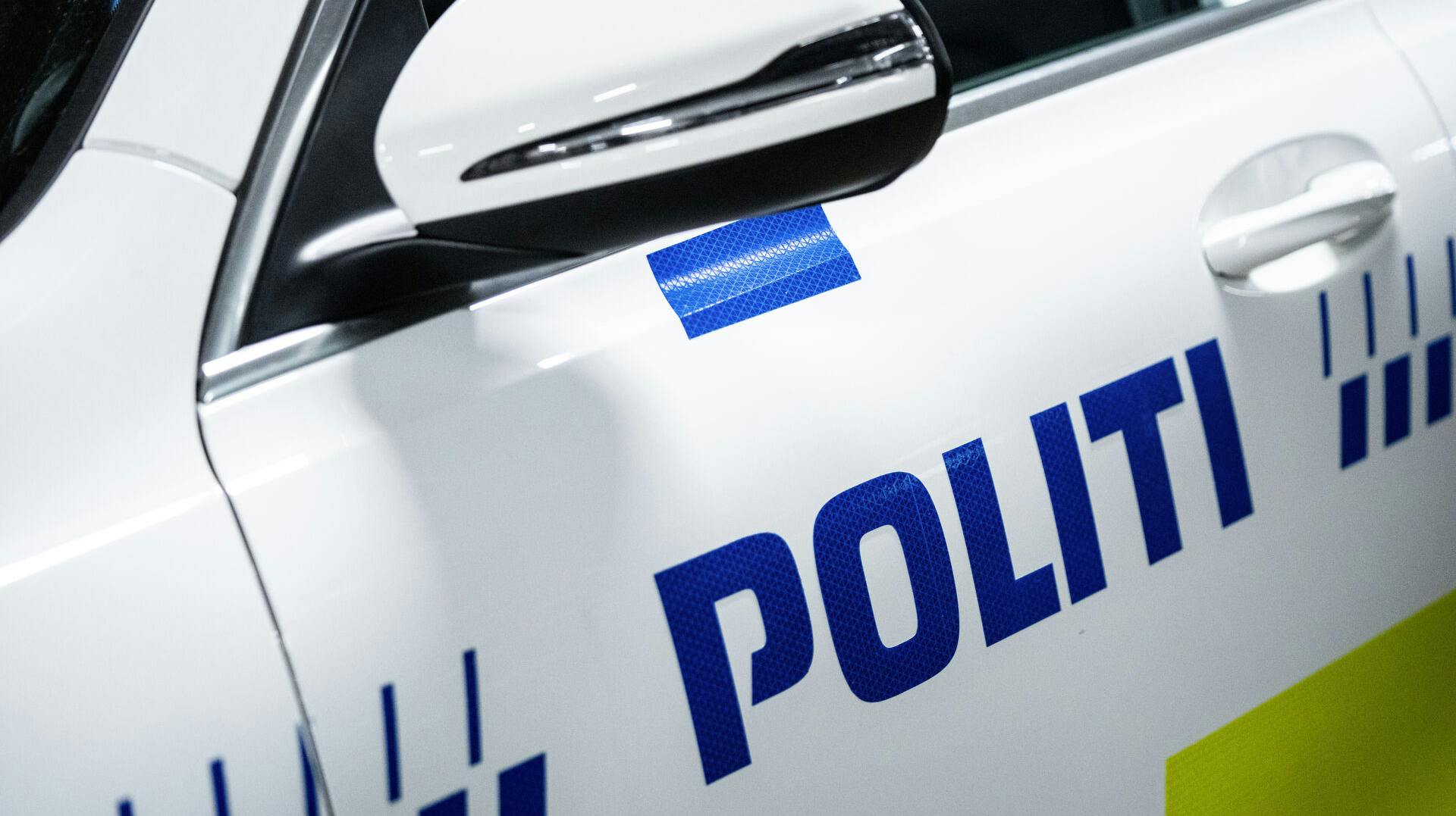 En patruljevogn er kørt sammen med en personbil. 