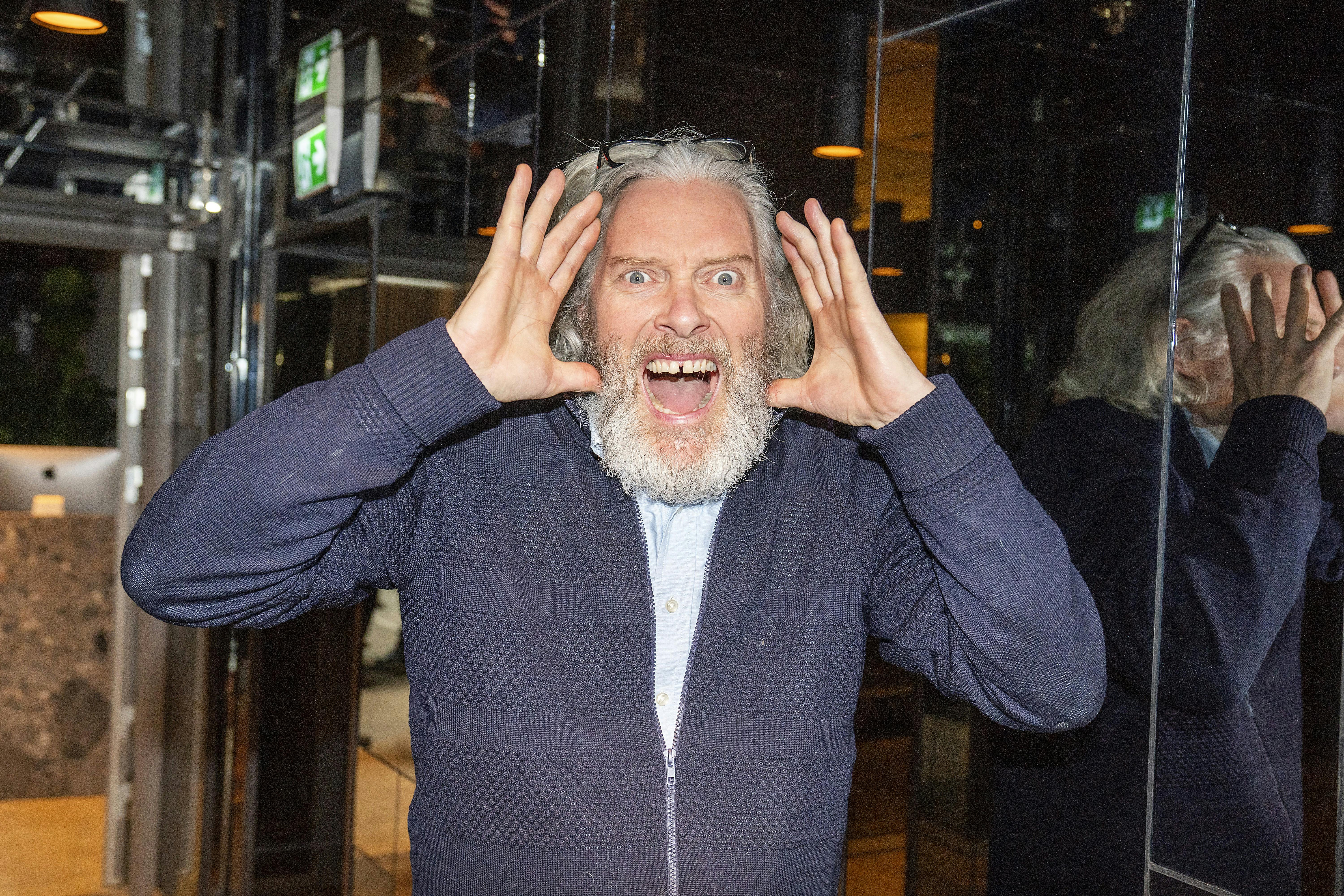 Pressemøde på tv-pogrammet ”Over Atlanten”  Mødetid og sted på opgaven: The Shrimp Sankt Annæ Pl. 20 1250 København Navne på de personer der medvirker: Wafande, Katerina Pitzner, Anders Lund Madsen, Jesper Wollmer, Julia Sofia, Kristian von Hornsleth 