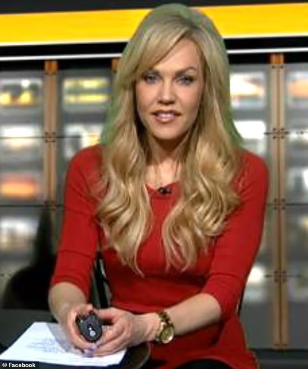 Den tidligere tv-vært stak angiveligt sin mor ihjel.