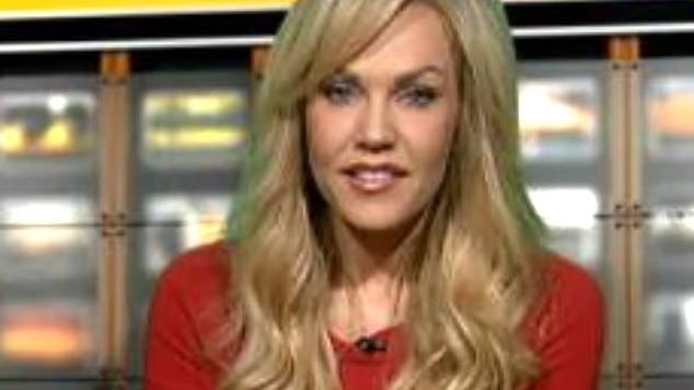 Den tidligere tv-vært stak angiveligt sin mor ihjel.