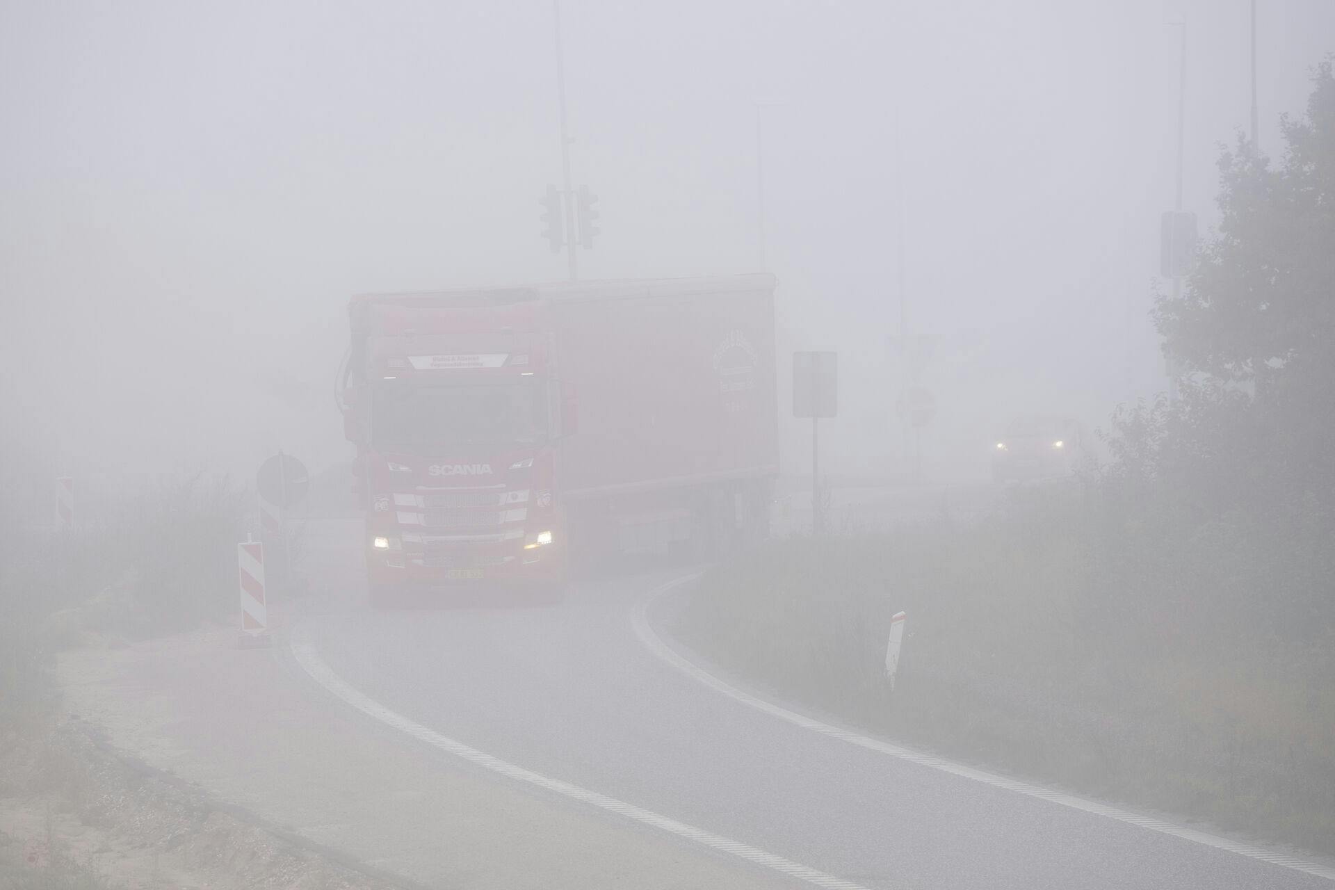 Morgentrafikken glider gennem tæt tåge omkring Randers tirsdag den 17. september 2024.. (Foto: Bo Amstrup/Ritzau Scanpix)