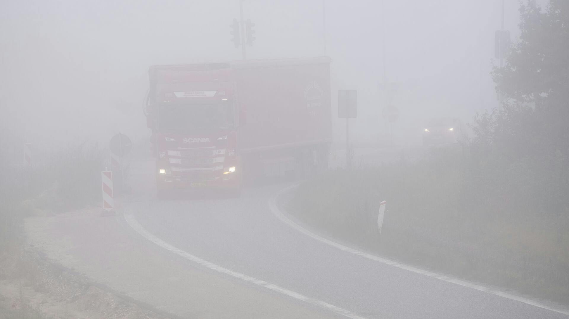 Morgentrafikken glider gennem tæt tåge omkring Randers tirsdag den 17. september 2024.. (Foto: Bo Amstrup/Ritzau Scanpix)