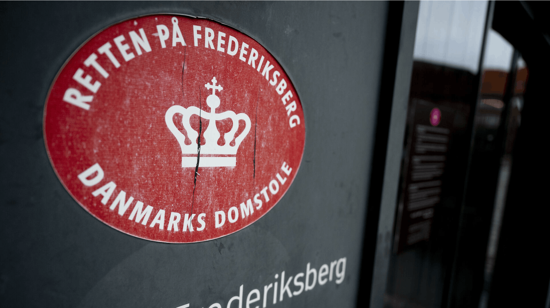 Kvinden nægter sig skyldig, når sagen behandles ved Retten i Frederiksberg.