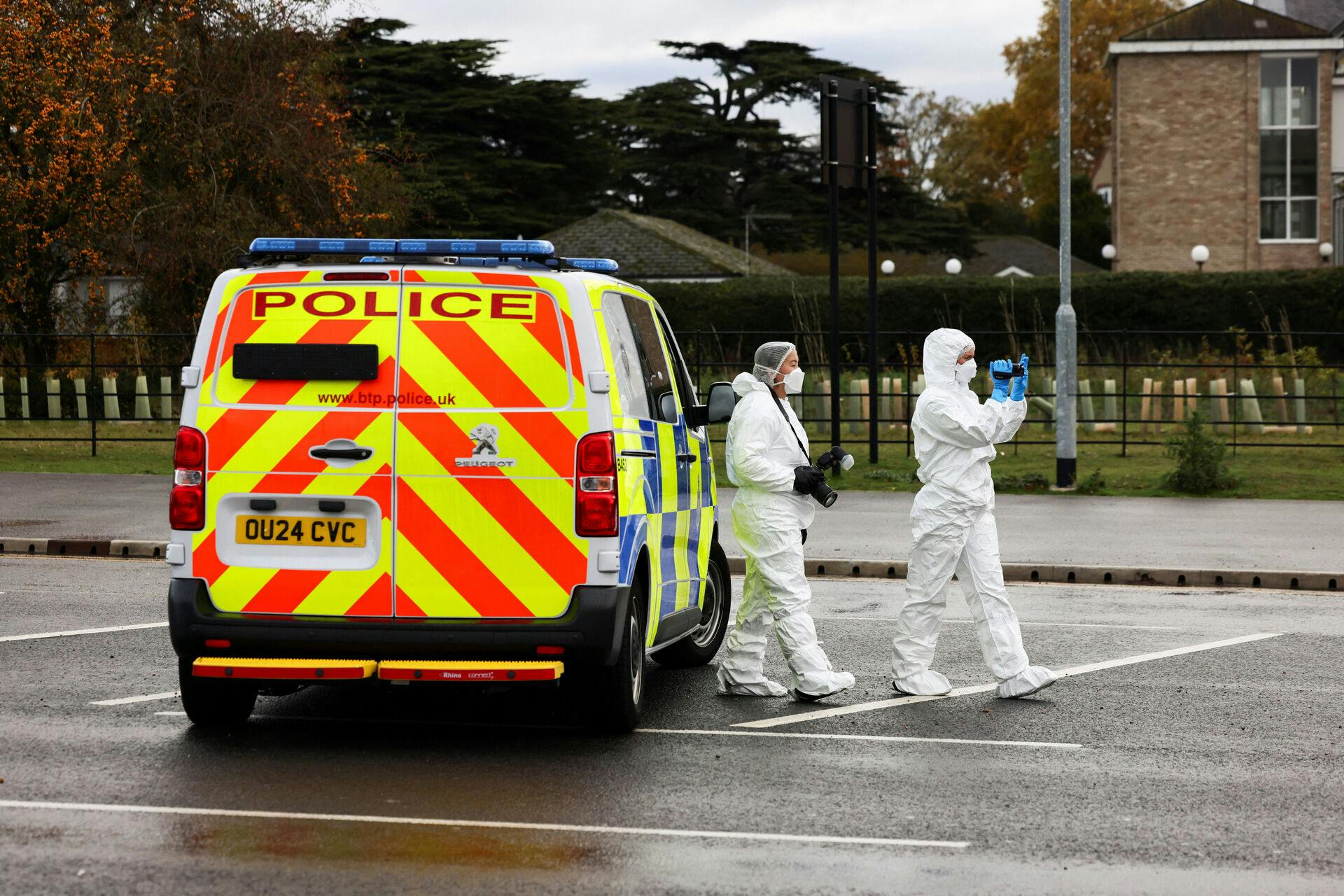 Den medarbejder ved togselskabet, der var med til at stoppe knivmanden, er fortsat i kritisk tilstand.