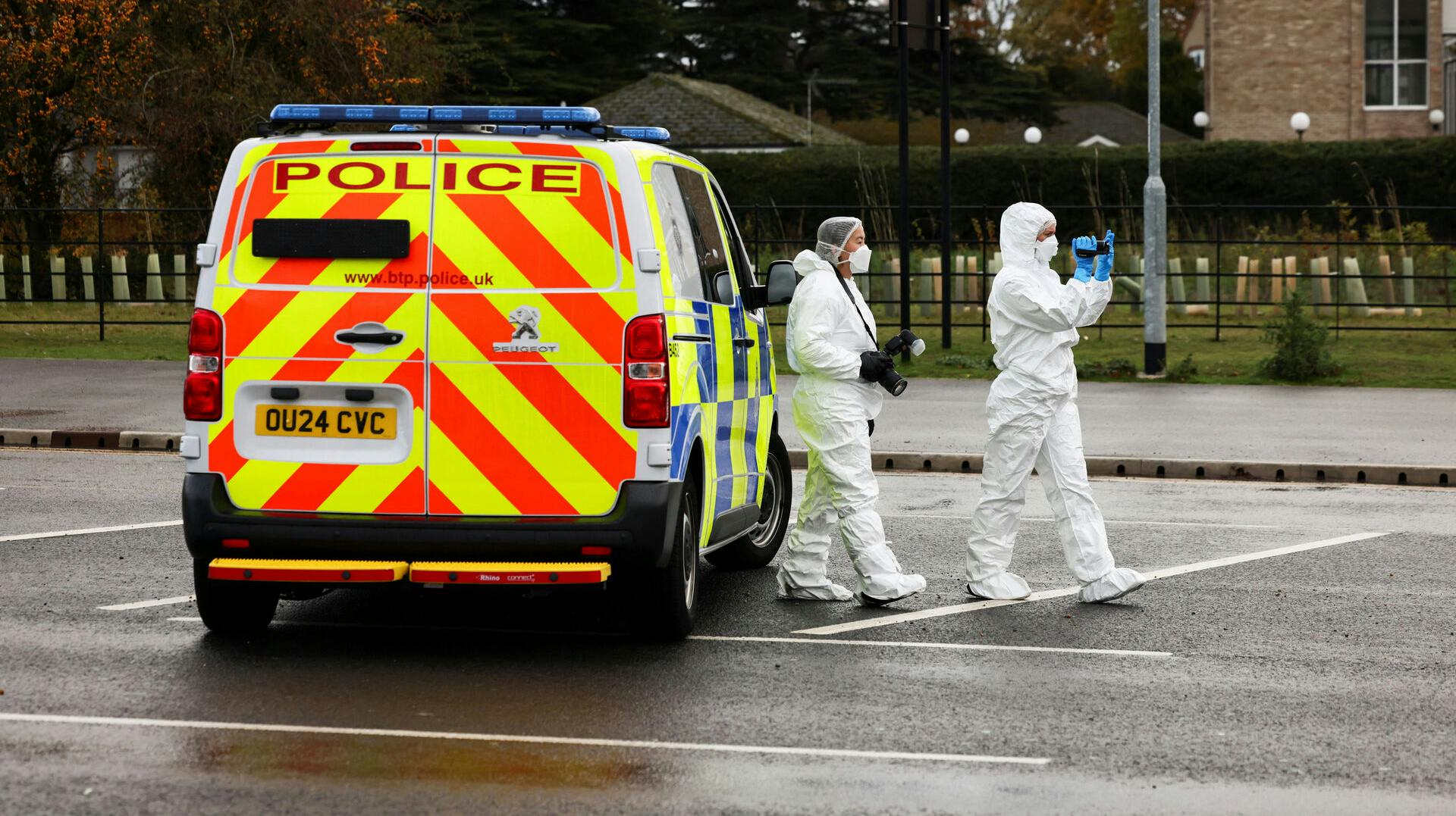 Den medarbejder ved togselskabet, der var med til at stoppe knivmanden, er fortsat i kritisk tilstand.