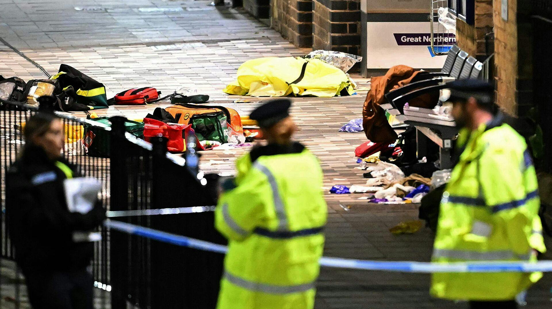 Politiet afspærrede stationen efter det voldsomme knivangreb på toget, hvor en 32-årig mand nu er sigtet for 11 tilfælde af drabsforsøg.