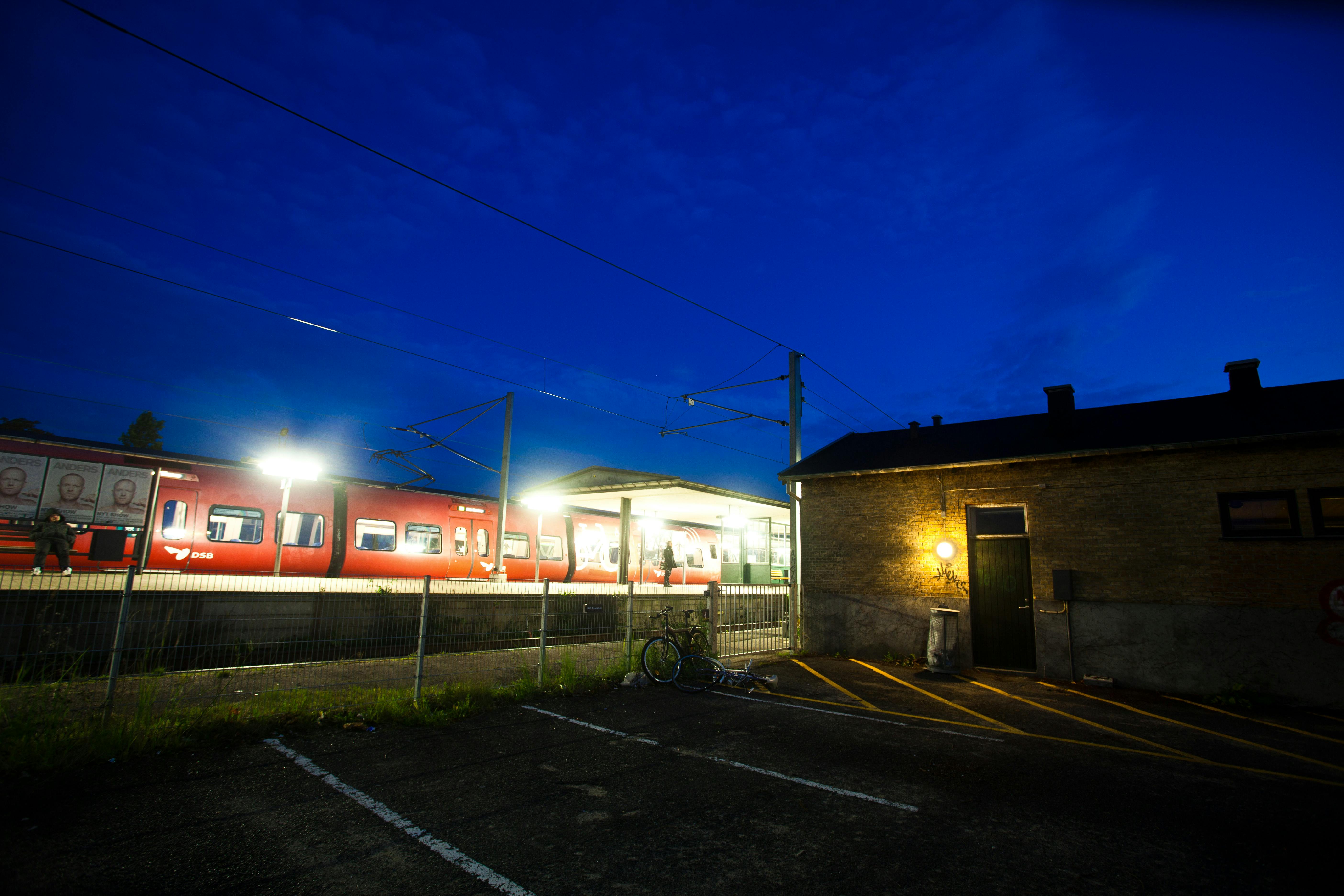 Pendlere må vente frustreret på perronen, da flere S-tog i dag er ramt af aflysninger eller forsinket.