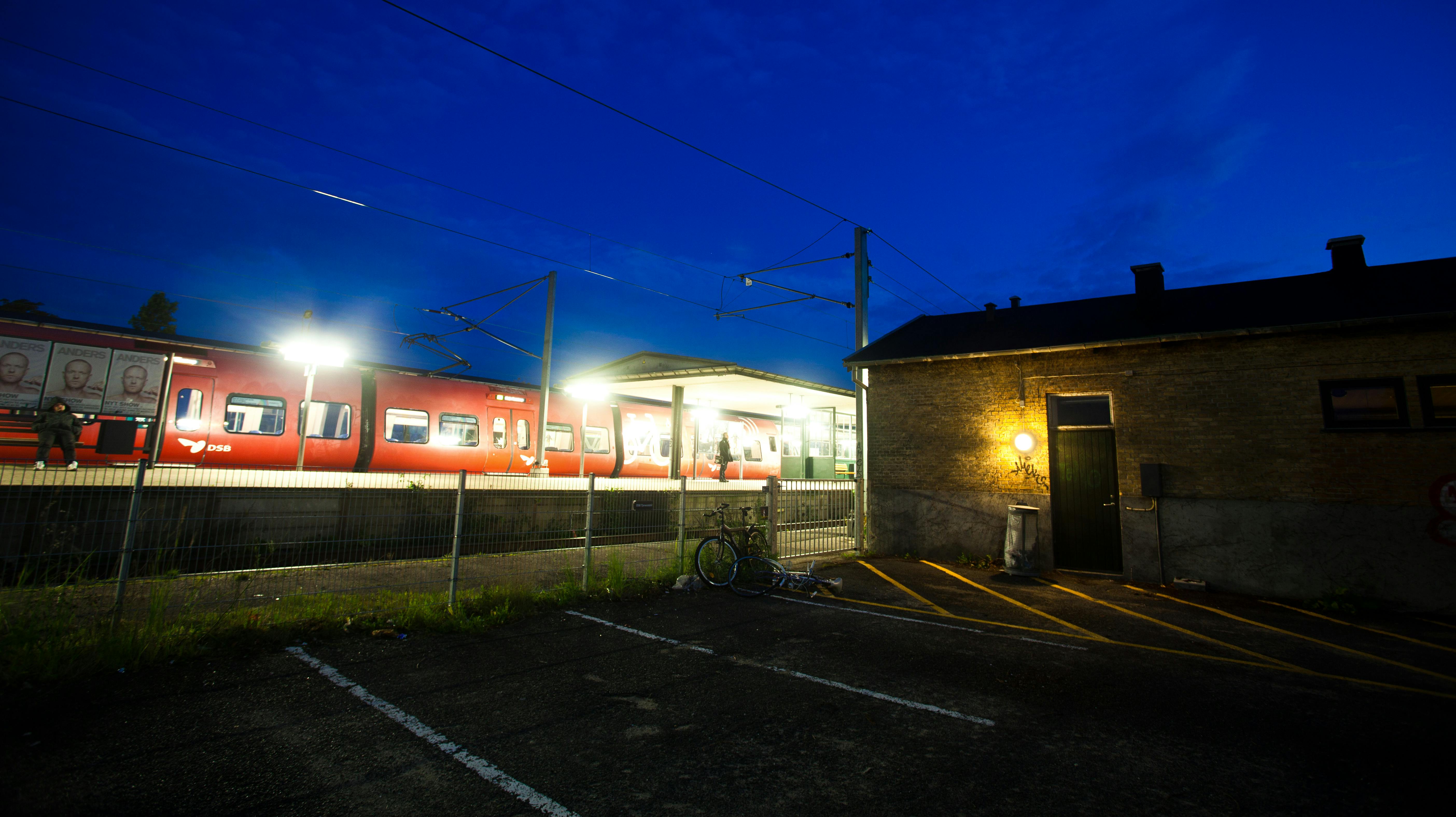 Pendlere må vente frustreret på perronen, da flere S-tog i dag er ramt af aflysninger eller forsinket.