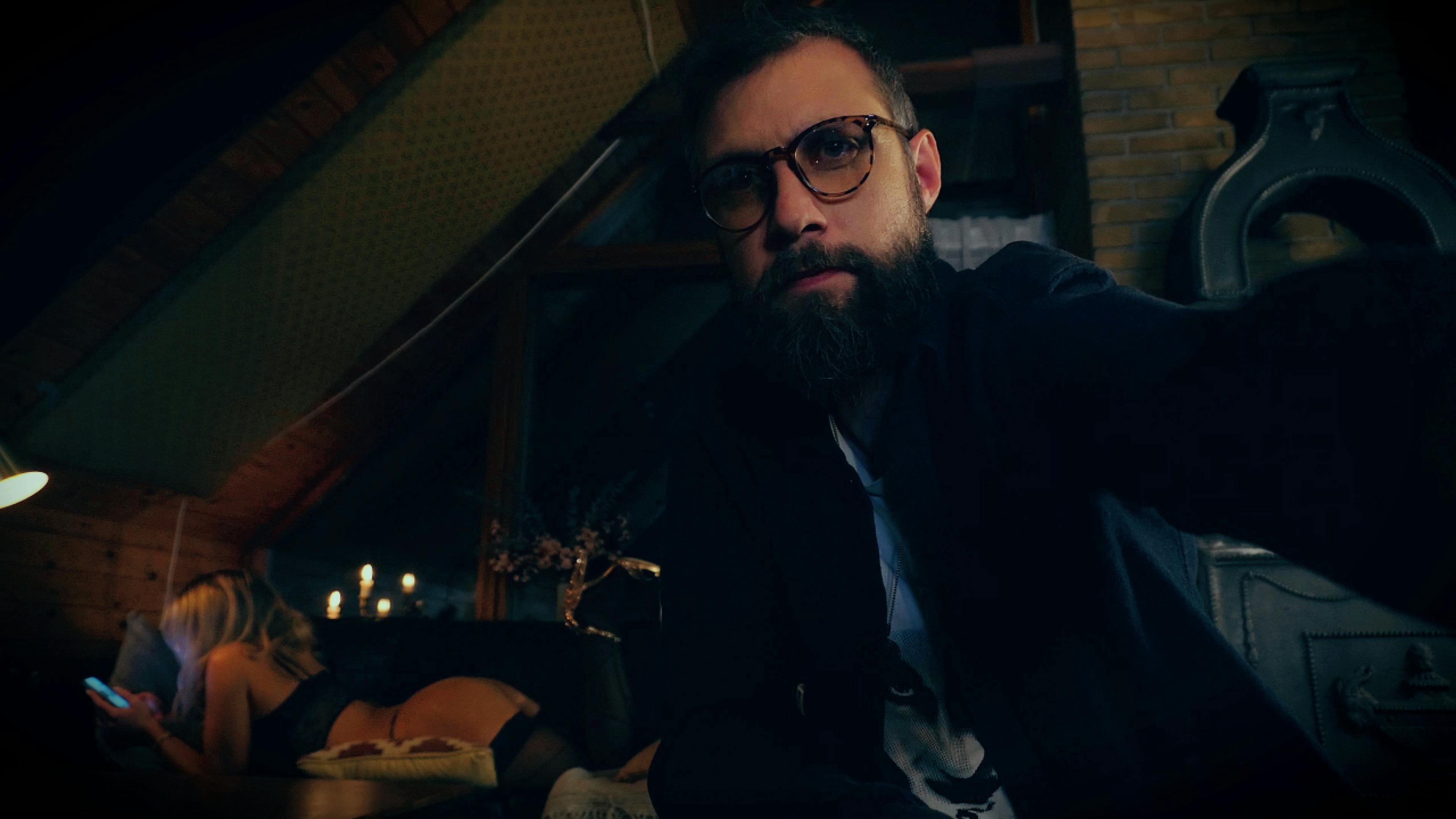 Danny er fotograf, producer, altmuligmand og pikhelt i egne og kærestens uartige produktioner.