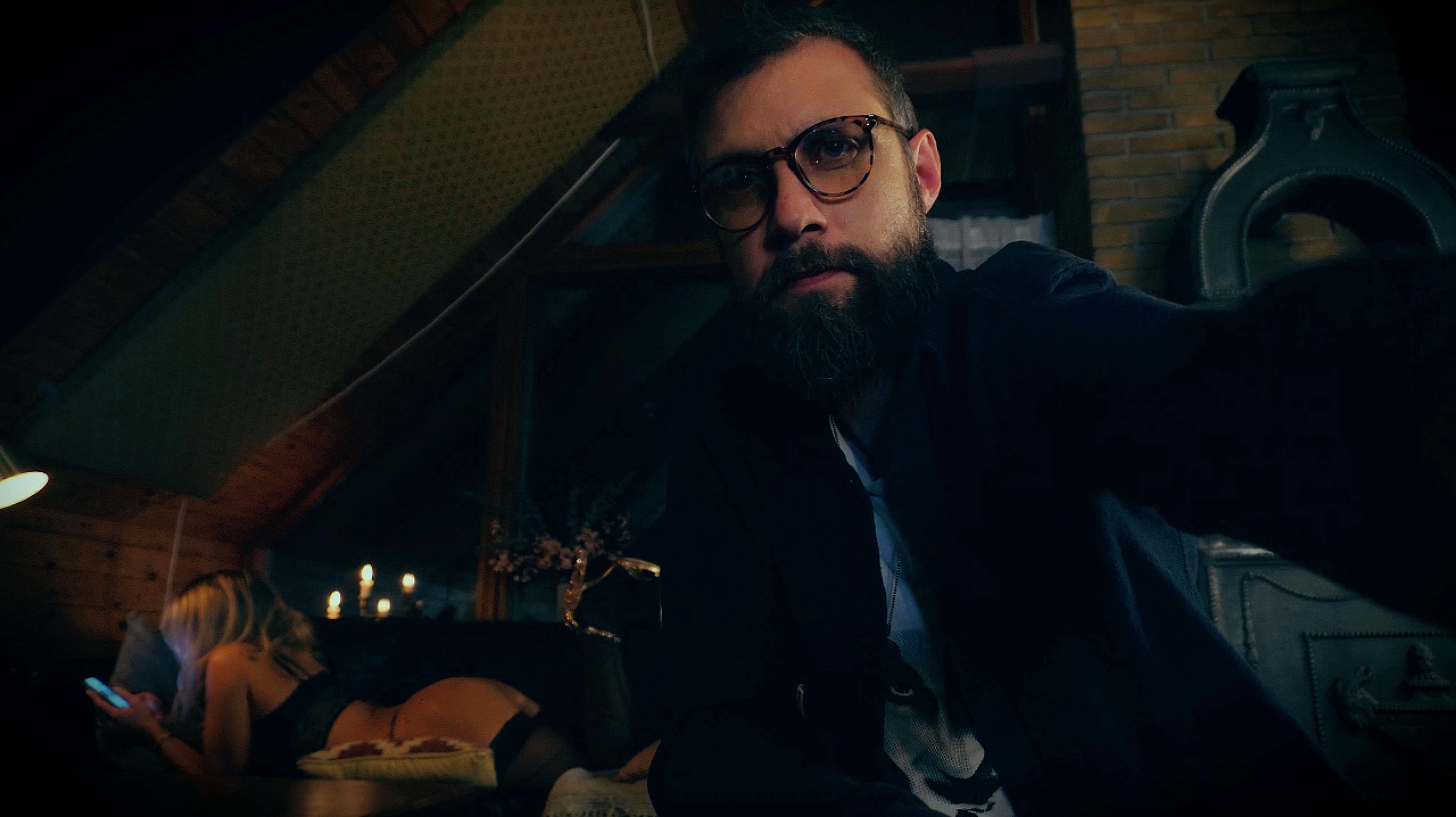 Danny er fotograf, producer, altmuligmand og pikhelt i egne og kærestens uartige produktioner.