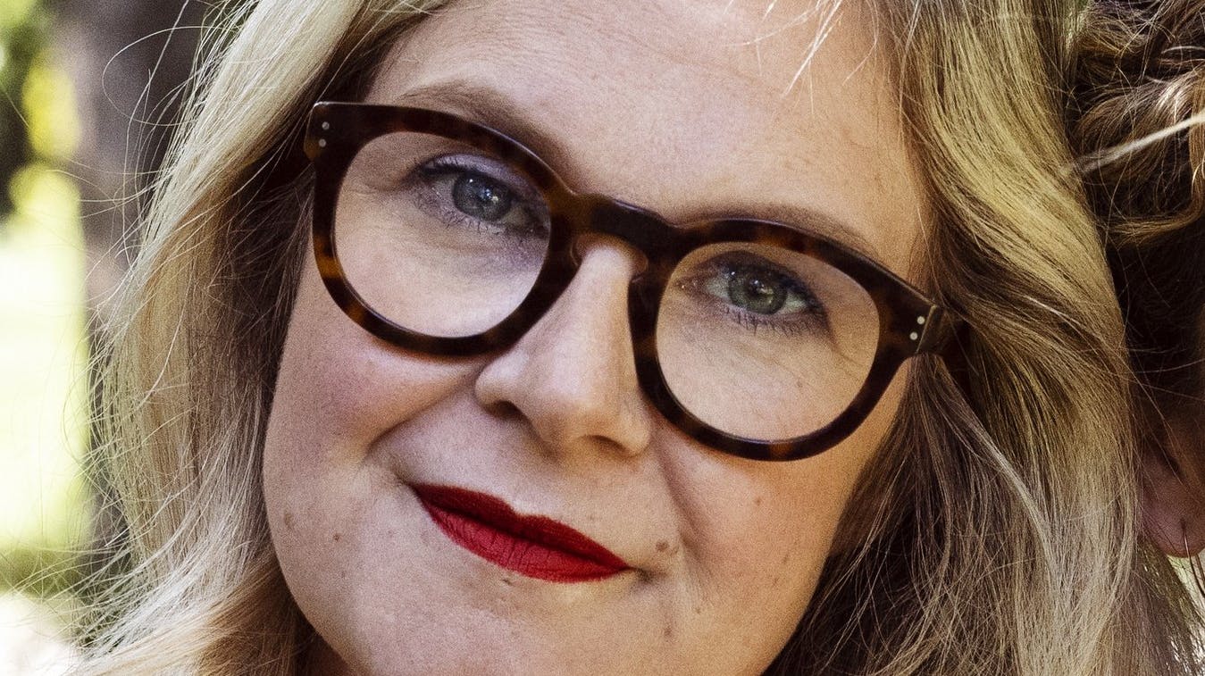 Sisse Sejr kan stadig opleves på DR i programmet "Mit liv er stjålet", selvom hun nu er dømt for identitetstyveri og stalking.