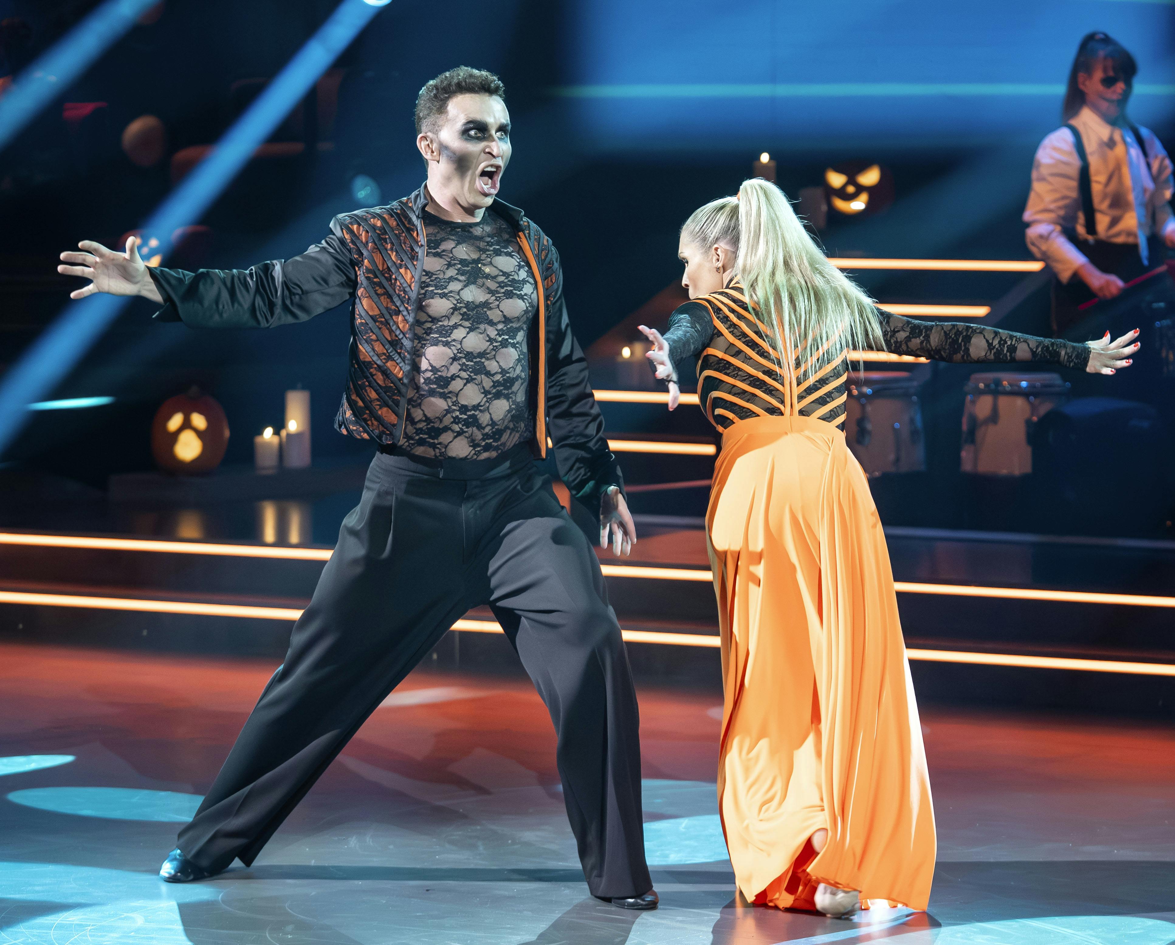 Gustav Salinas og Karina Frimodt forstod i den grad, at gøre deres Halloween-dans uhyggelig. 