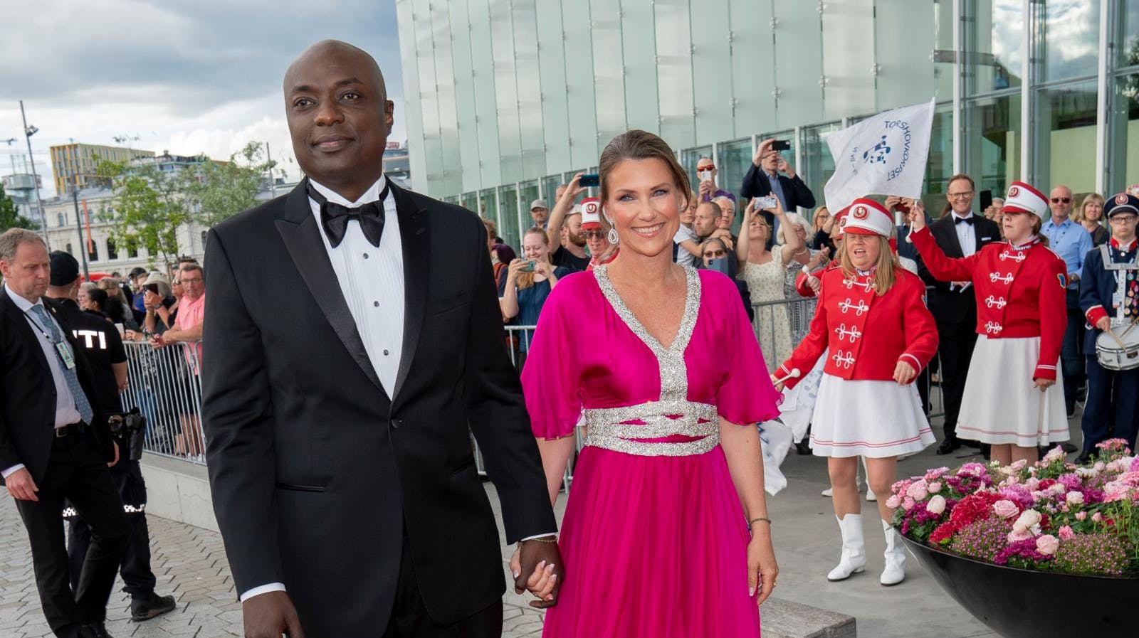 Prinsesse Märtha Louise og hendes mand, shaman Durek Verrett, viser sig smilende sammen trods beslutningen om at lukke hendes virksomhed efter flere års økonomiske udfordringer.