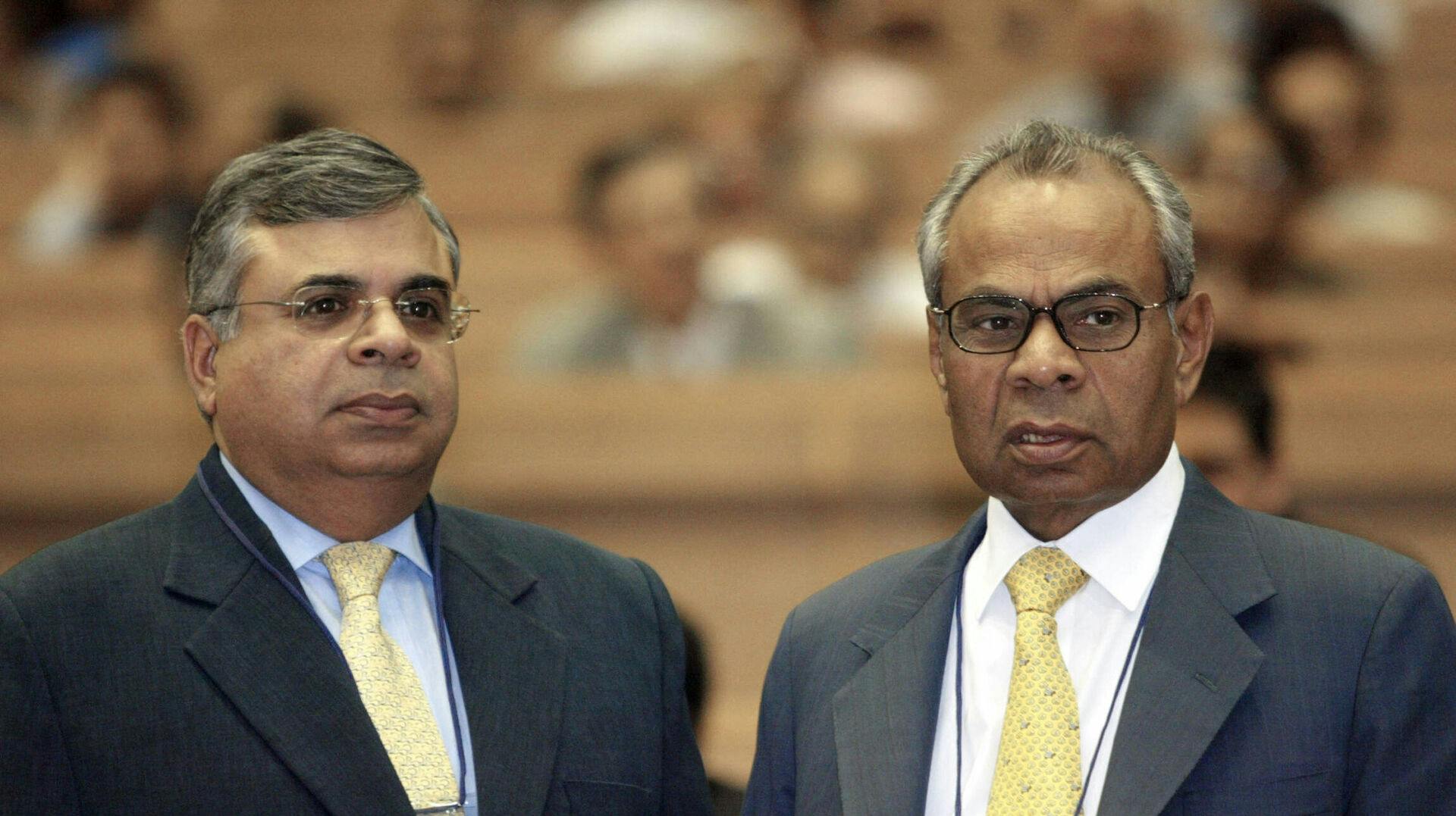 Gopichand Hinduja (tv.) sammen med sin bror Srichand Hinduja (th.).