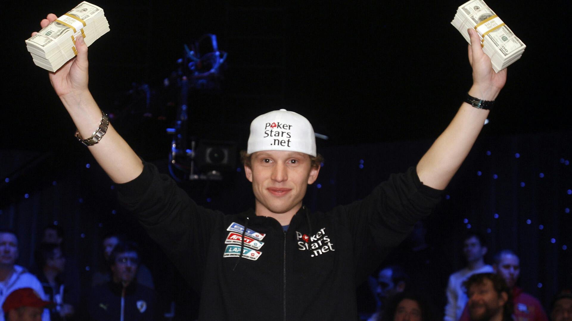 Peter Eastgate holder en del af de mange millioner kroner, han som 22-årig vandt hovedturneringen i World Series of Poker.