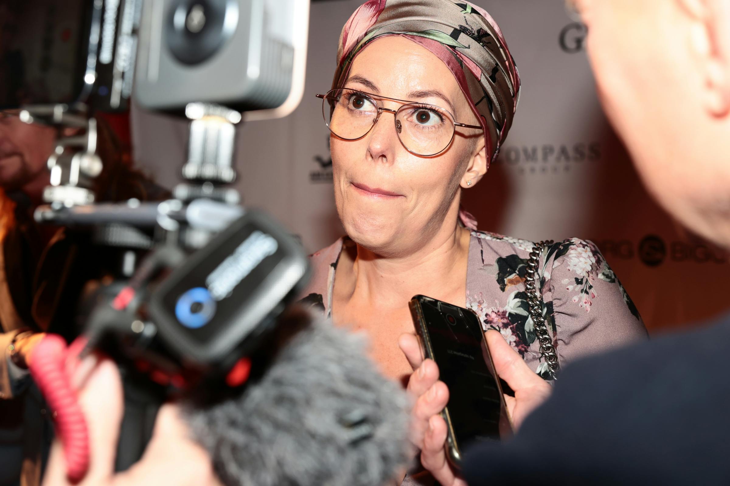 Mai Mercado fortæller, at det har været svært at dele, at hun er begyndt at bære paryk. 