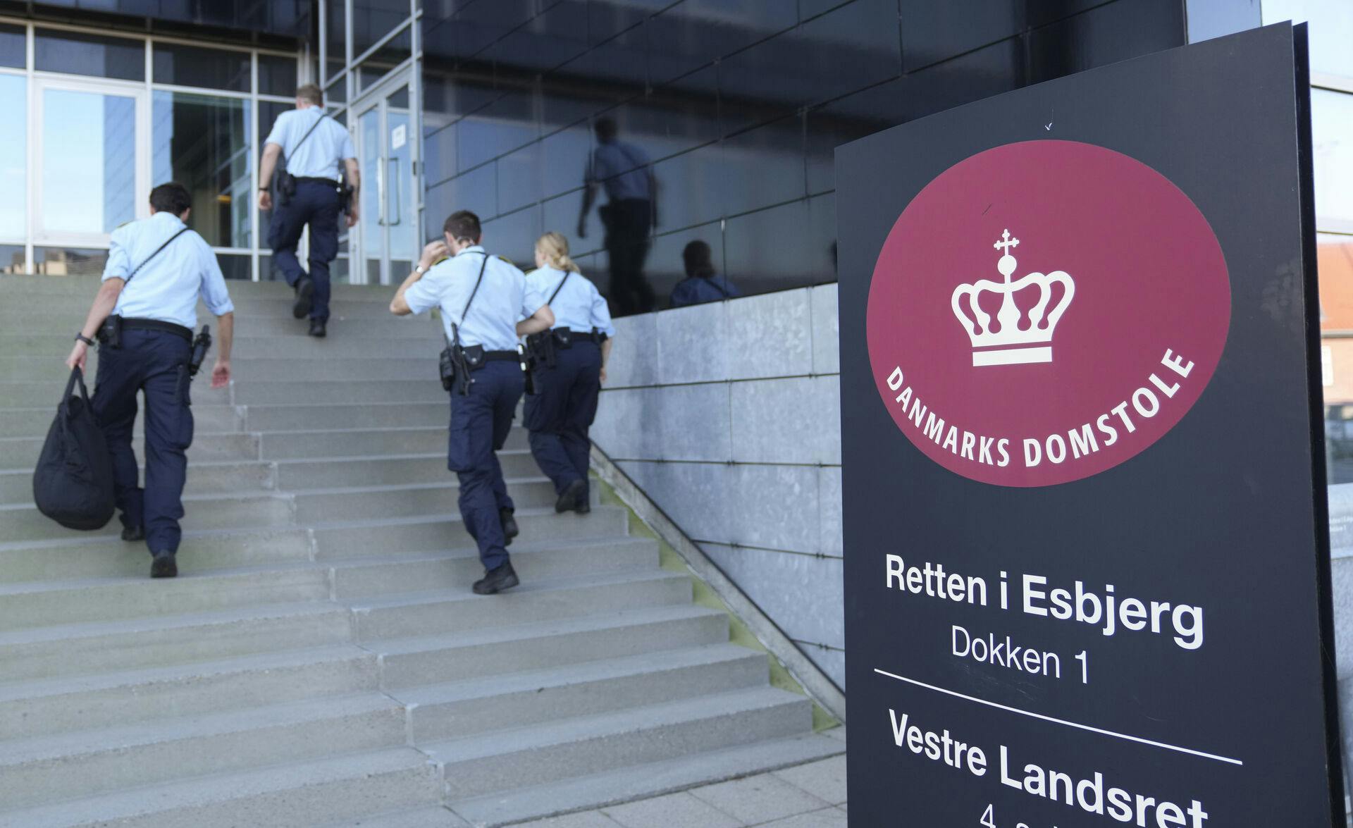 Politibetjente på vej ind i Retten i Esbjerg, hvor en af de tre hjembragte mødre fra Syrien fremstilles i grundlovsforhør, torsdag den 7 oktober 2021. . (Foto: Claus Fisker/Ritzau Scanpix)